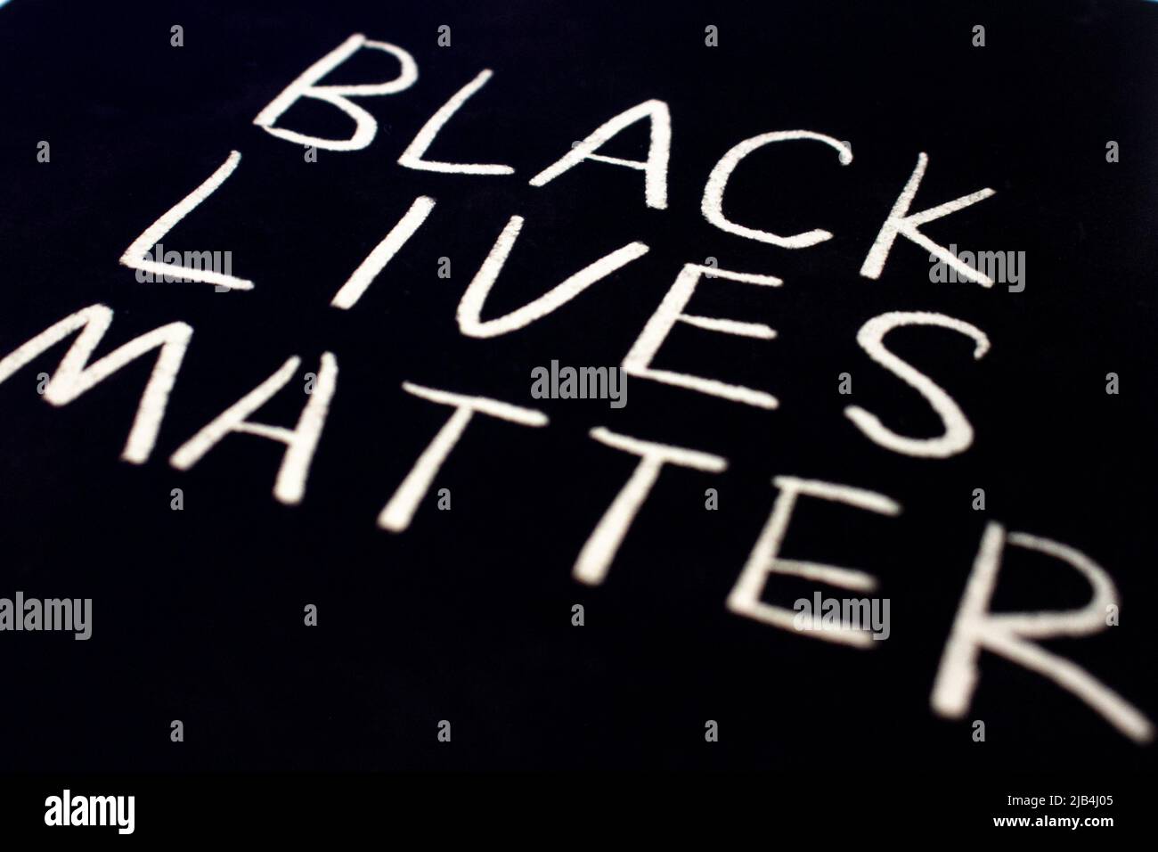 Nahaufnahme der Phrase BLACK LIVES MATTER durch Handschrift (weiße Kreide) auf Blackboad. Stockfoto