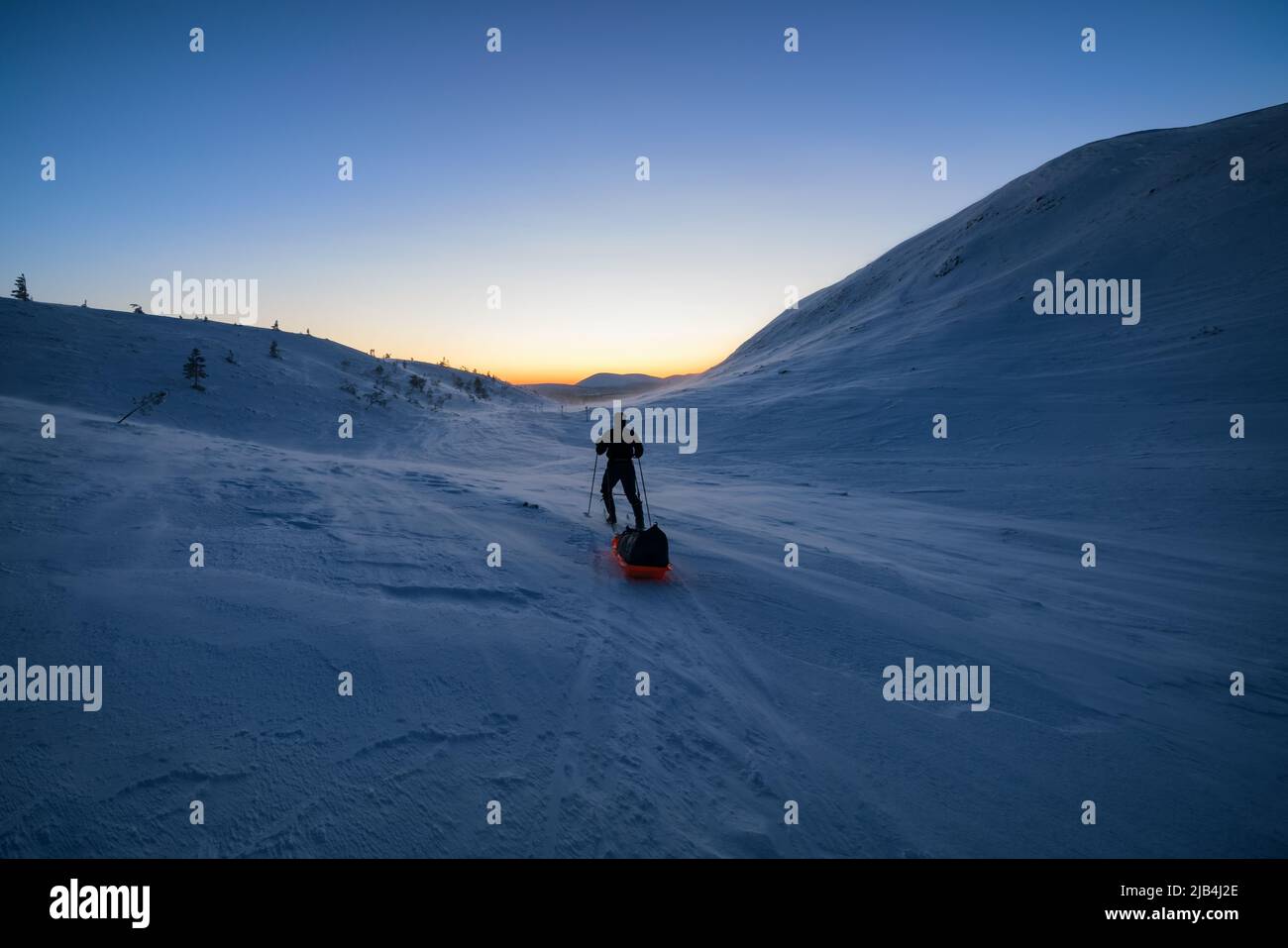 Skitouren in der Polarnacht, Enontekiö, Lappland, Finnland Stockfoto