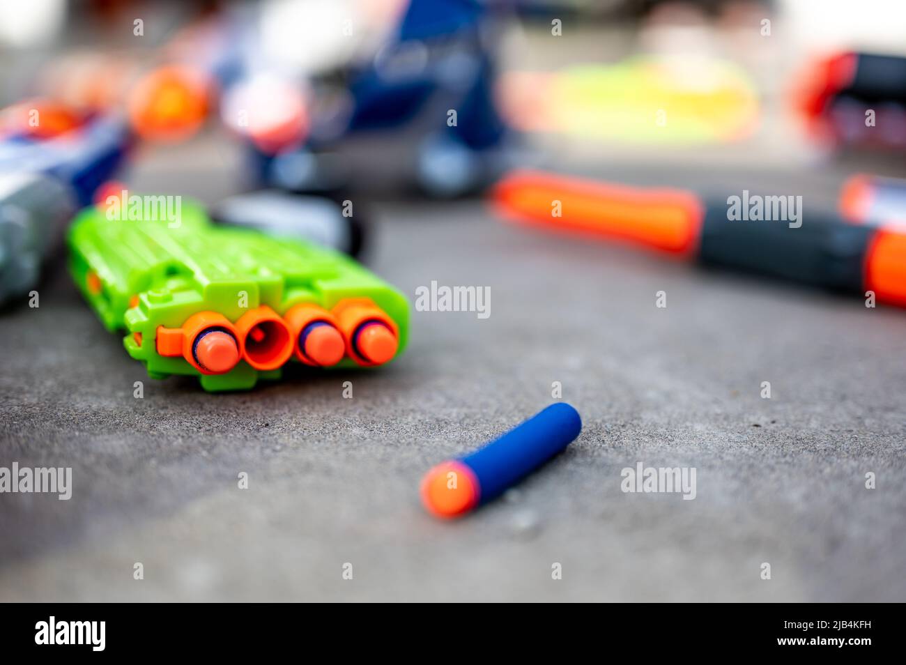 Dartpistole aus weichem Schaumstoff, geladen und für Kinder einsatzbereit. Stockfoto