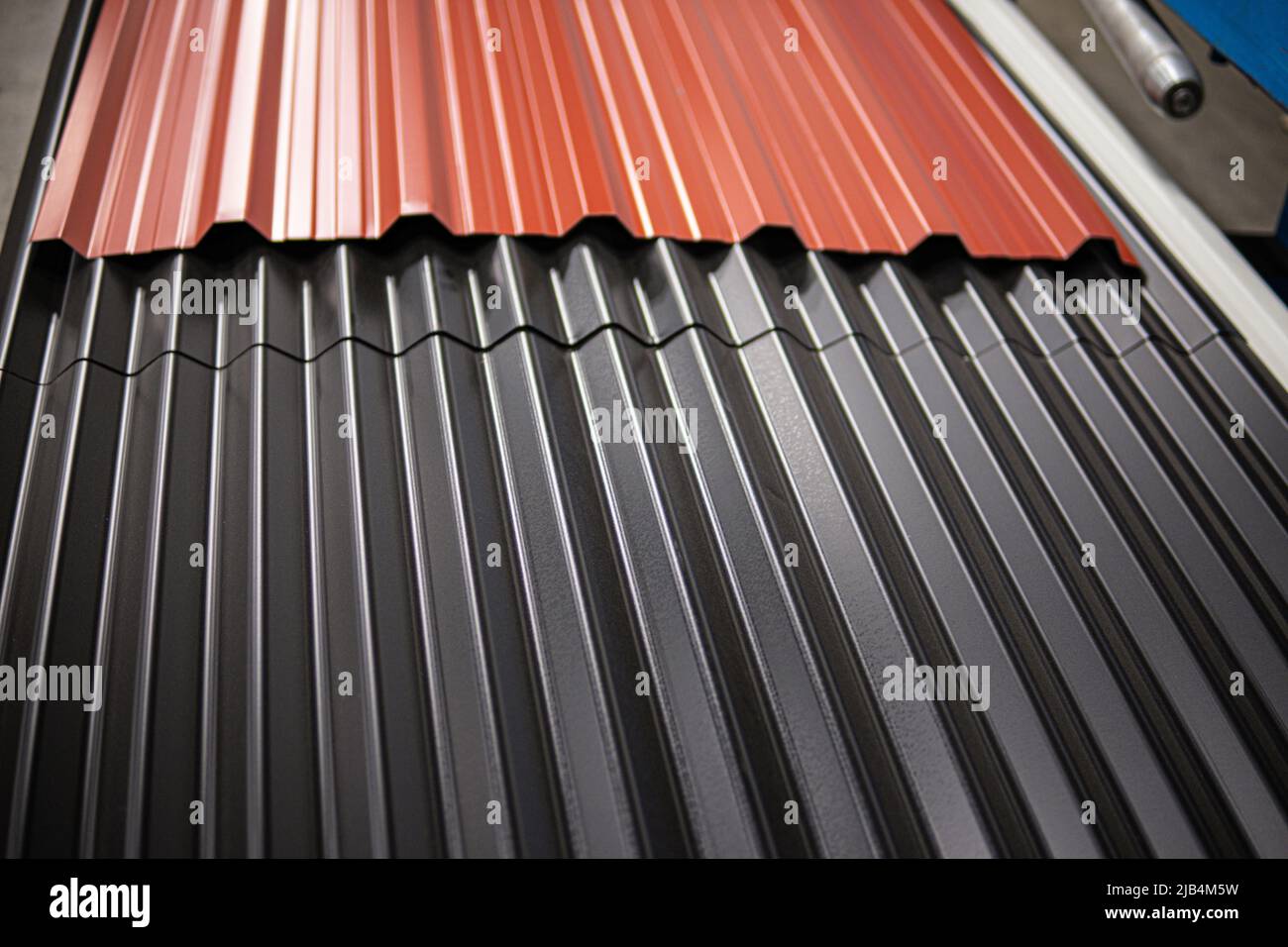 Metall Wellpappe Dachprofile in Metall Dachwerk Stockfoto