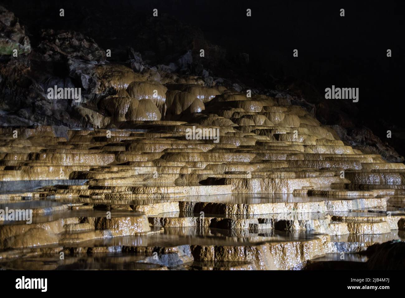 Eine Lösungshöhle (Karsthöhle) im Dunkeln in der Akiyoshido-Höhle bei Akiyoshidai, Mine, Yamaguchi / JAPAN Stockfoto