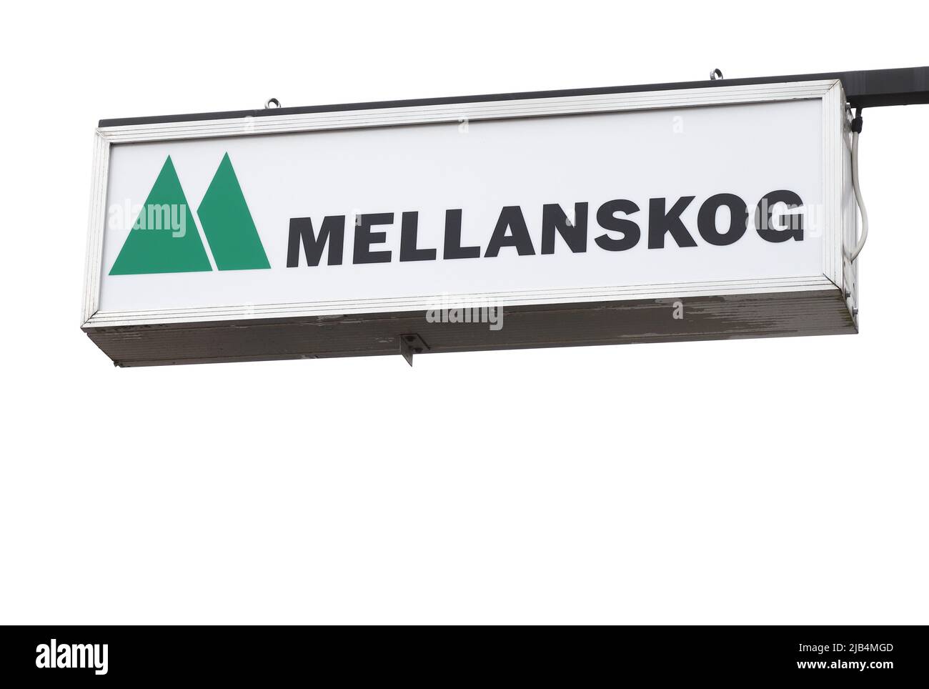 Sveg, Schweden - 29. Mai 2022: Logo und Zeichen der kooperativen Waldbesitzerorganisation Mellanskog gegen einen strahlenden Himmel. Stockfoto