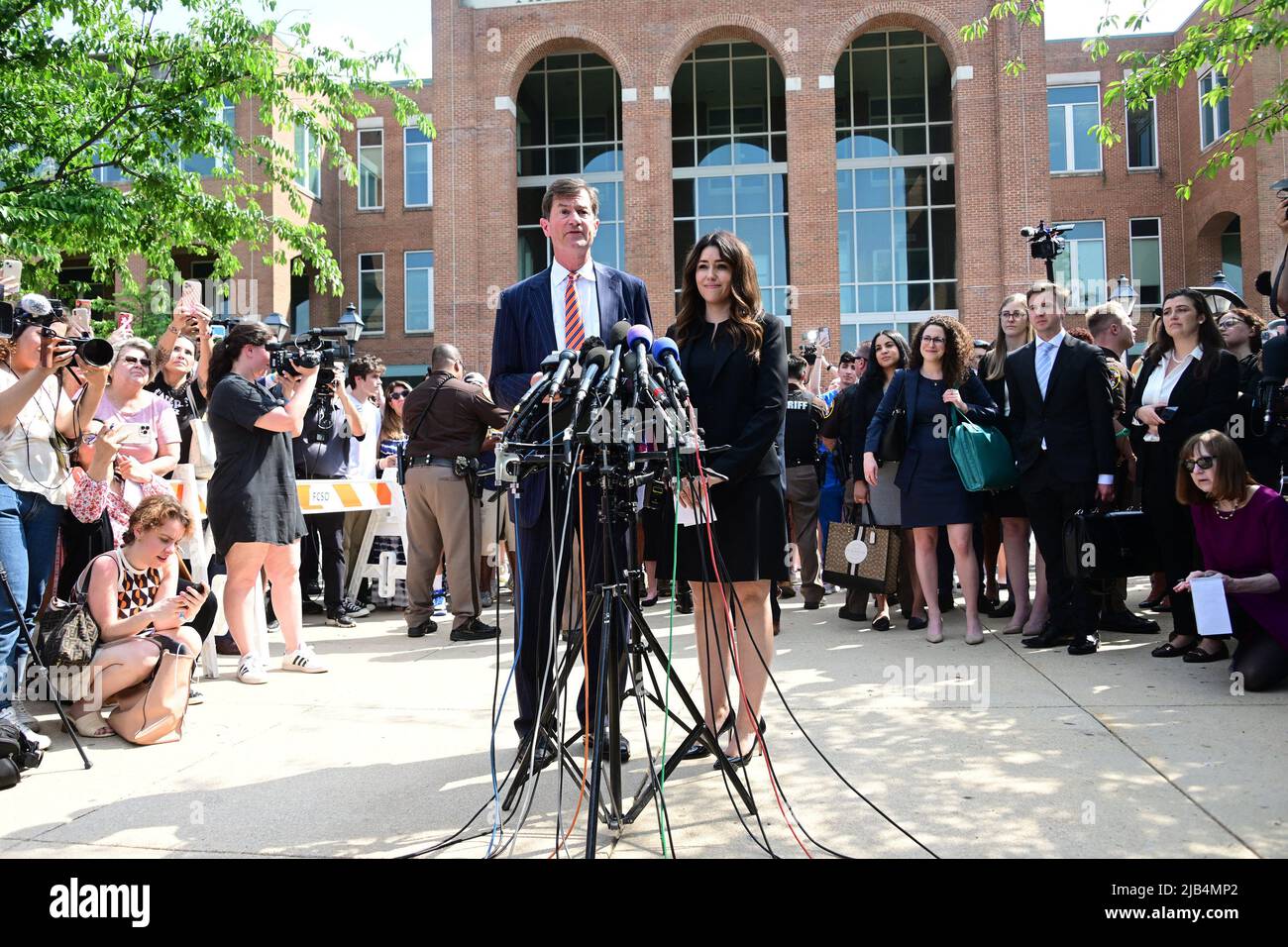 Die Anwälte von Johnny Depp, Benjamin G. Chew, links, und Camille Vasquez, rechts, machen Erklärungen vor dem Fairfax County Courthouse in Fairfax, Virginia, nachdem das Urteil der Jury am Mittwoch, dem 1. Juni 2022, verkündet wurde. Johnny Depp Depp brachte eine Verleumdungsklage gegen seine ehemalige Frau, die Schauspielerin Amber hörte, nachdem sie 2018 in der Washington Post ein Op-ed geschrieben hatte, das ihn, ohne Depp zu nennen, des häuslichen Missbrauchs beschuldigte. Foto von Ron Sachs/CNP/ABACAPRESS.COM Stockfoto