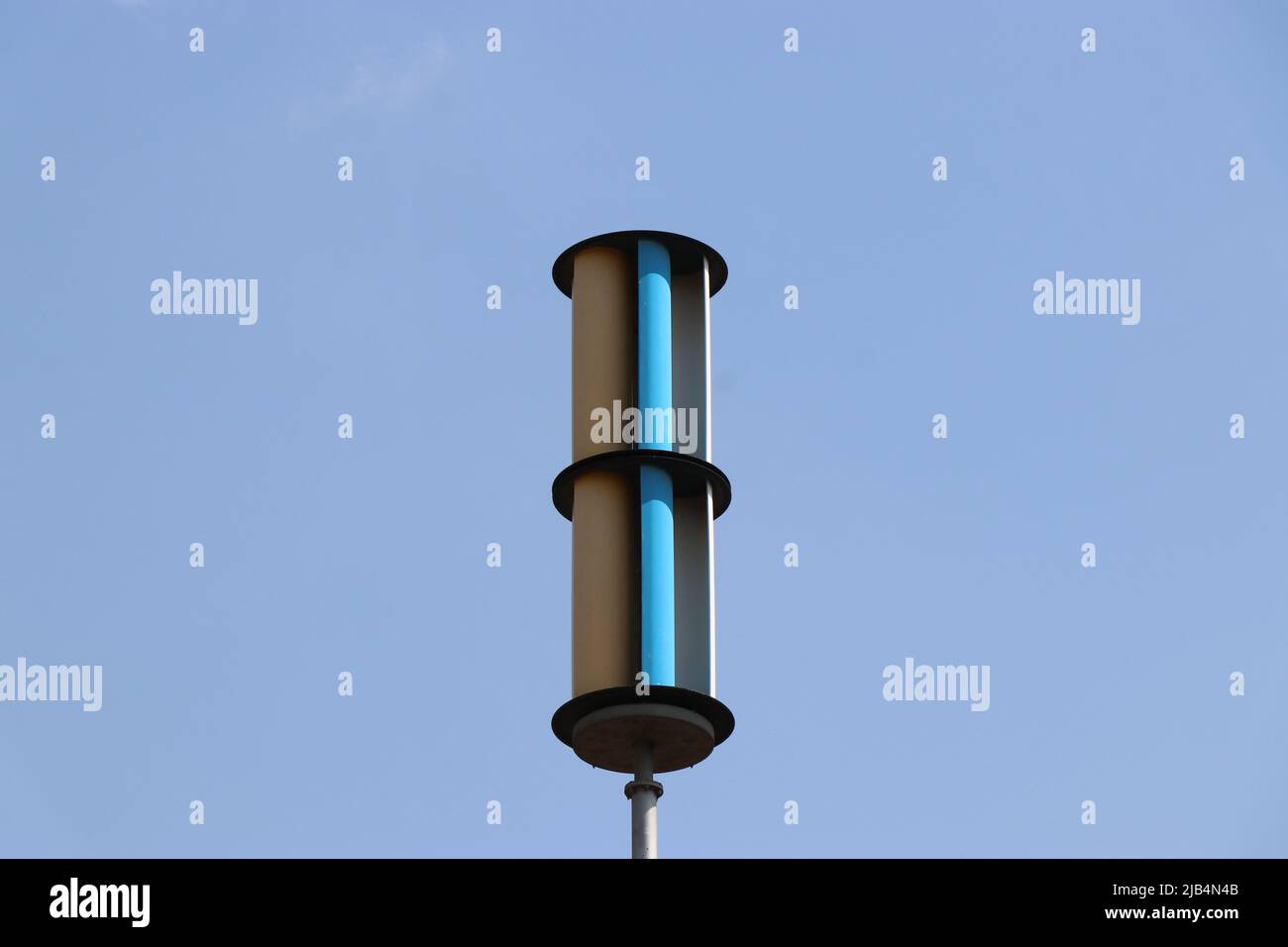 Vertikale Achse oder VAWT mit blauem Himmel im Hintergrund Stockfoto