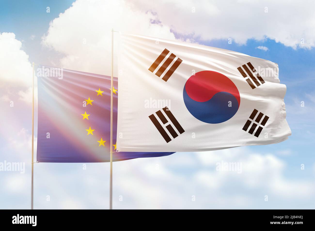 Sonniger blauer Himmel und Flaggen von Südkorea und der europäischen Union Stockfoto