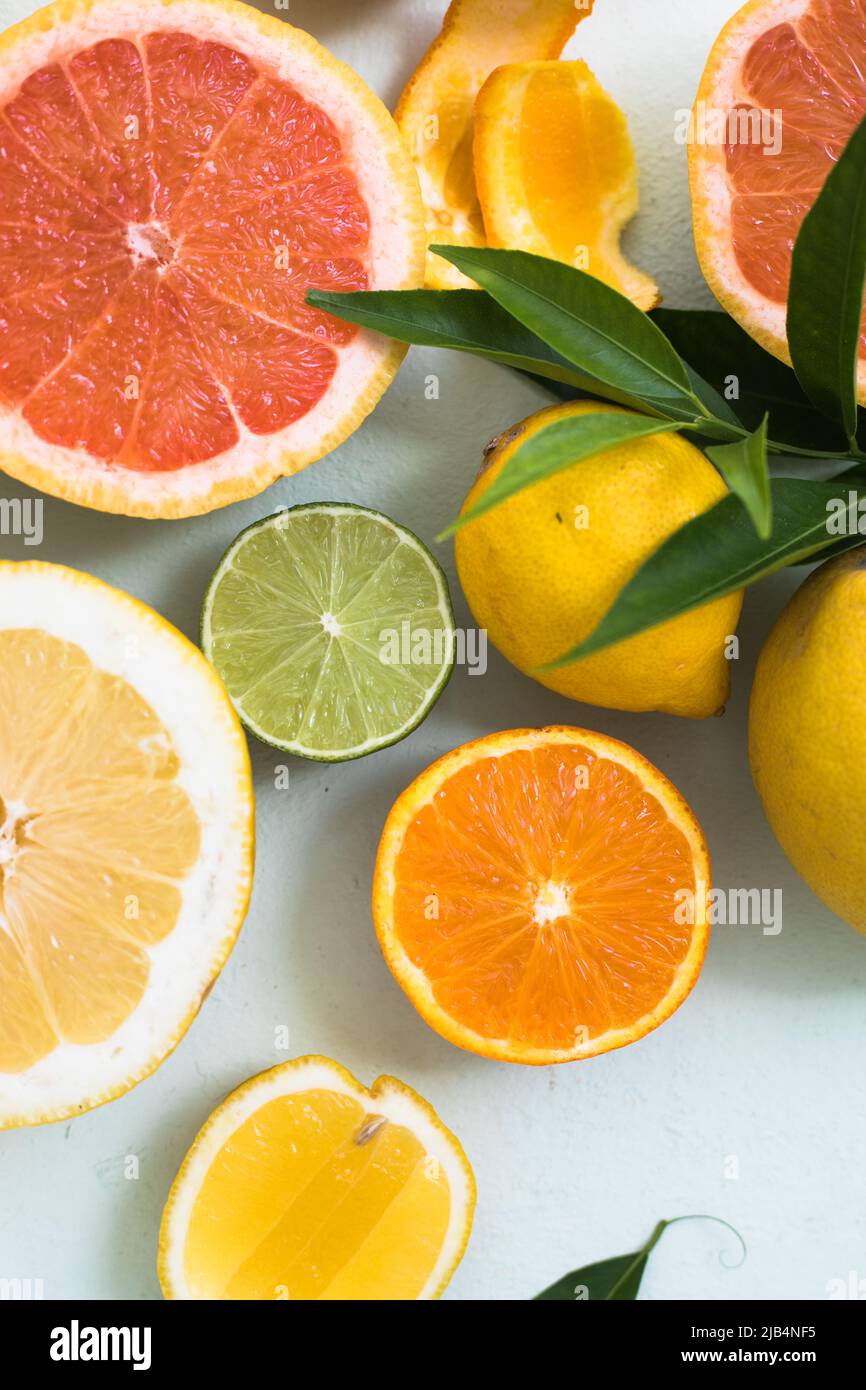 Frische Scheiben von verschiedenen Zitrusarten: Orange, Limette, Zitrone Grapefruit Stockfoto