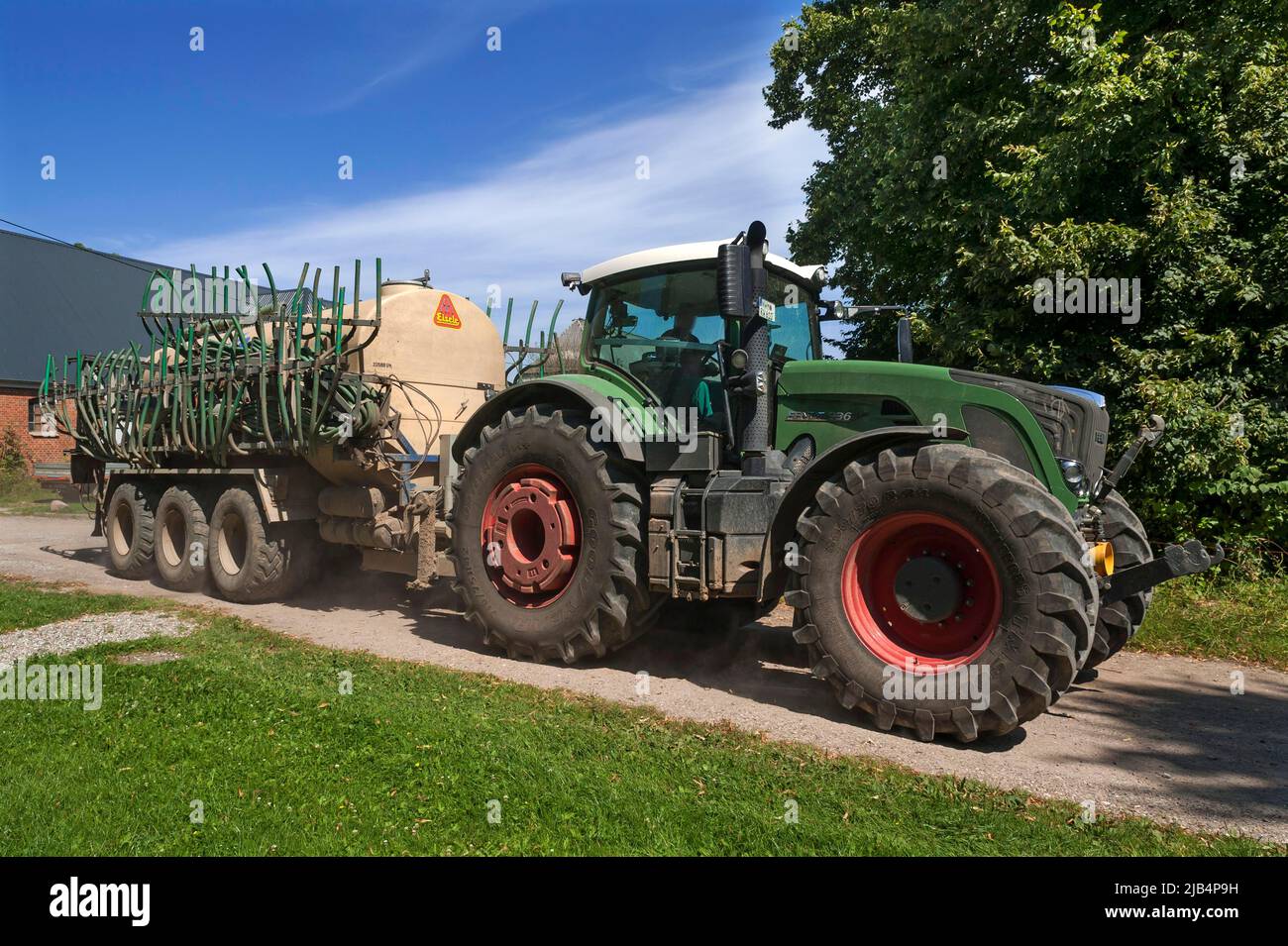 Großer Traktor mit Gülletanker, Mecklenburg-Vorpommern, Deutschland Stockfoto
