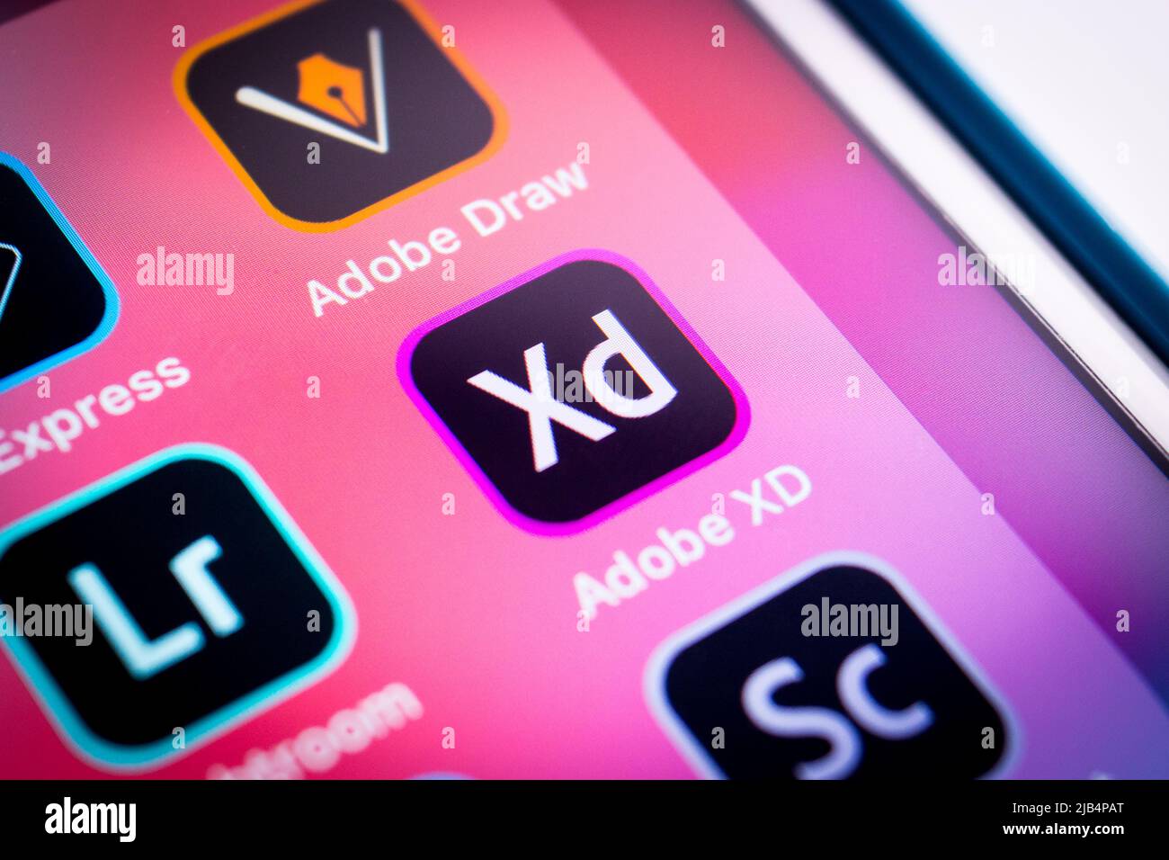 Kumamoto, Japan - Apr 17 2020: Adobe XD, ein vektorbasiertes UX-Designtool für Web-Apps und mobile Apps von Adobe, mit anderen Adobe-Apps auf dem iPhone Stockfoto
