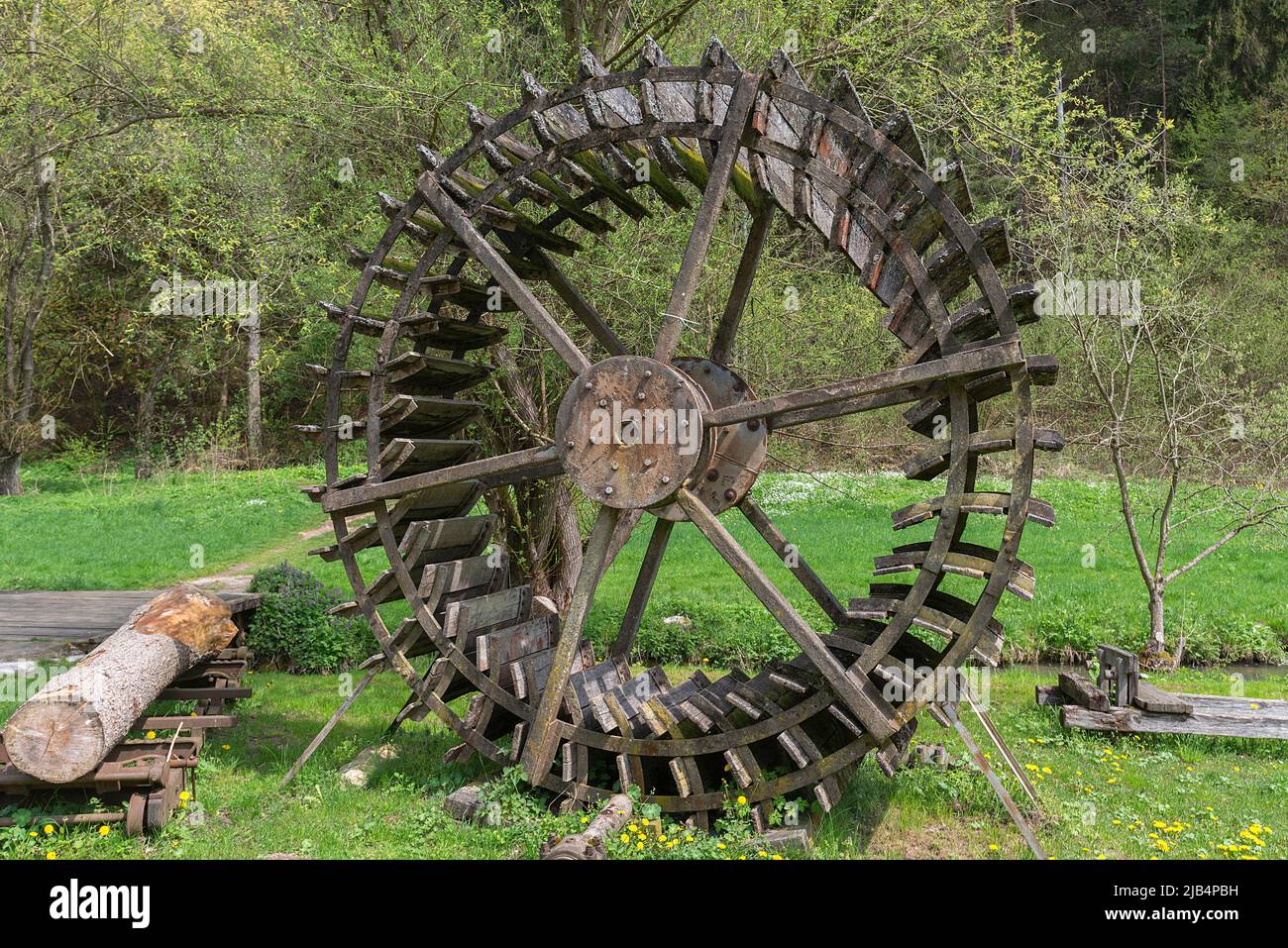 Stilles Mühlrad als Dekoration bei einer Mühle, Kuchenmühle, Aufsesstal, Oberfranken, Bayern, Deutschland Stockfoto