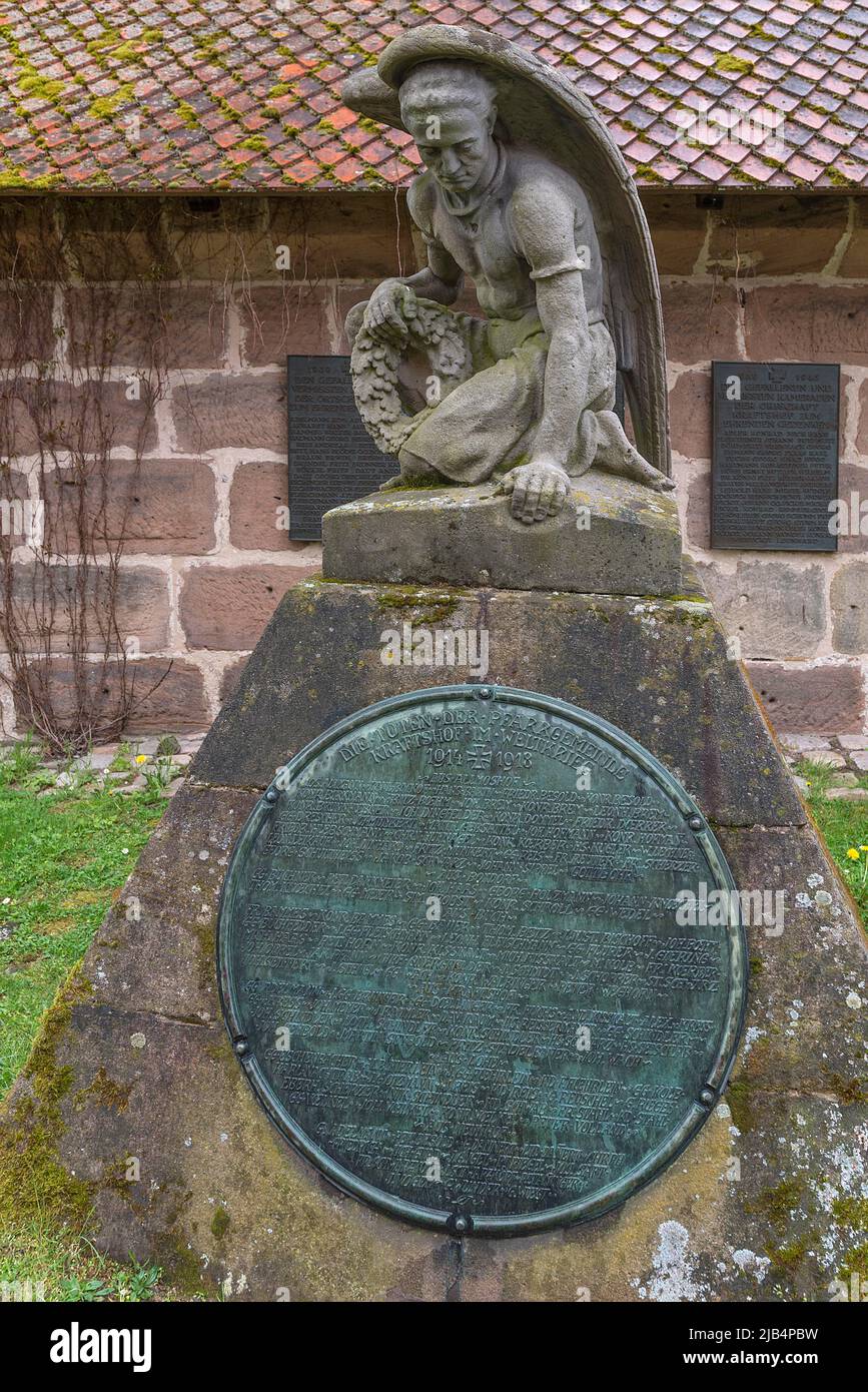 Kriegsdenkmal mit Skulptur, Gedenkfeier zum Ersten Weltkrieg, 1914 bis 1918, Wehrkirche St. Georg, Neunhof bei Nürnberg, Mitte Stockfoto