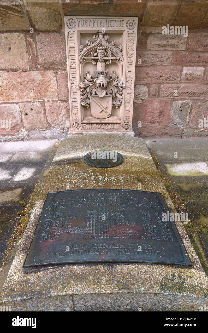 Grab mit Wappen und Inschriften der Gefallenen des Ersten Weltkriegs 1914 bis 1918, Wehrkirche St. Georg, Neunhof bei Nürnberg Stockfoto