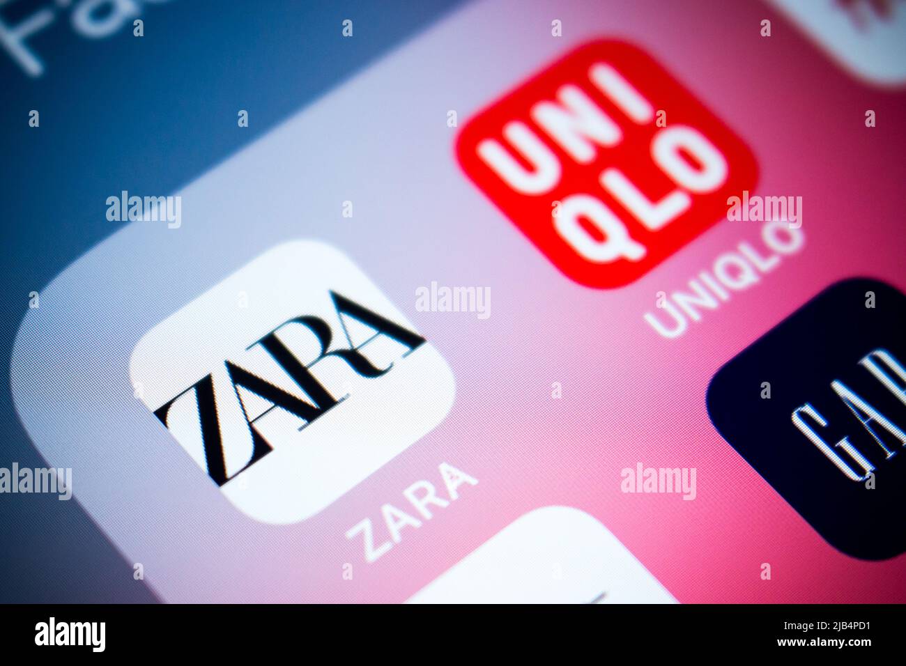 Logo von Zara, spanischer Bekleidungshändler mit Sitz in Galicien, auf iOS. Zara ist auf schnelle Mode spezialisiert, zu den Produkten gehören Kleidung und Accessoires Stockfoto