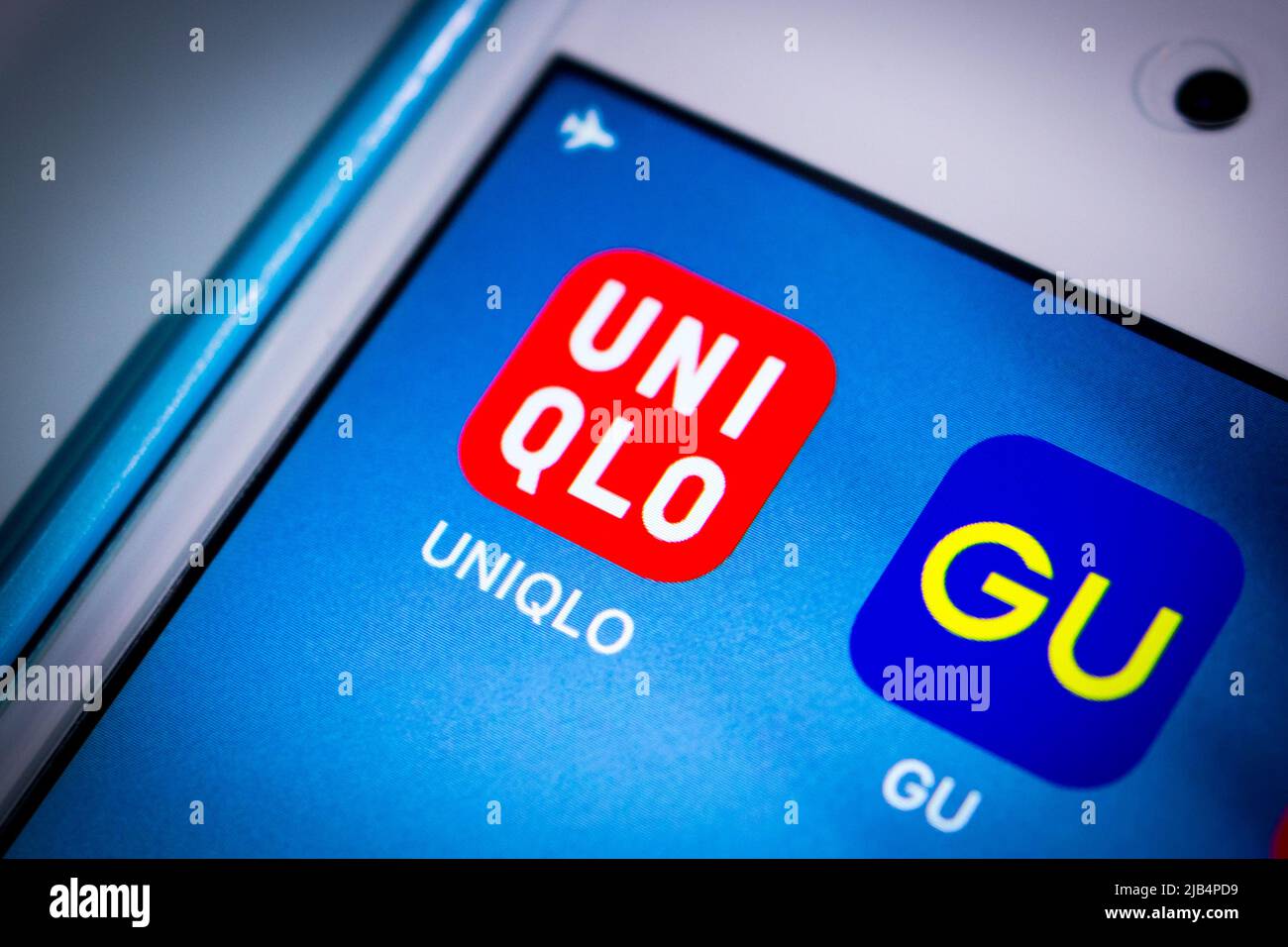 Logos von UNIQLO und GU, einer hundertprozentigen Tochtergesellschaft von Fast Retailing Co. Ltd., auf dem iPhone. UNIQLO ist ein japanischer Hersteller und Einzelhändler für Freizeitkleidung. Stockfoto