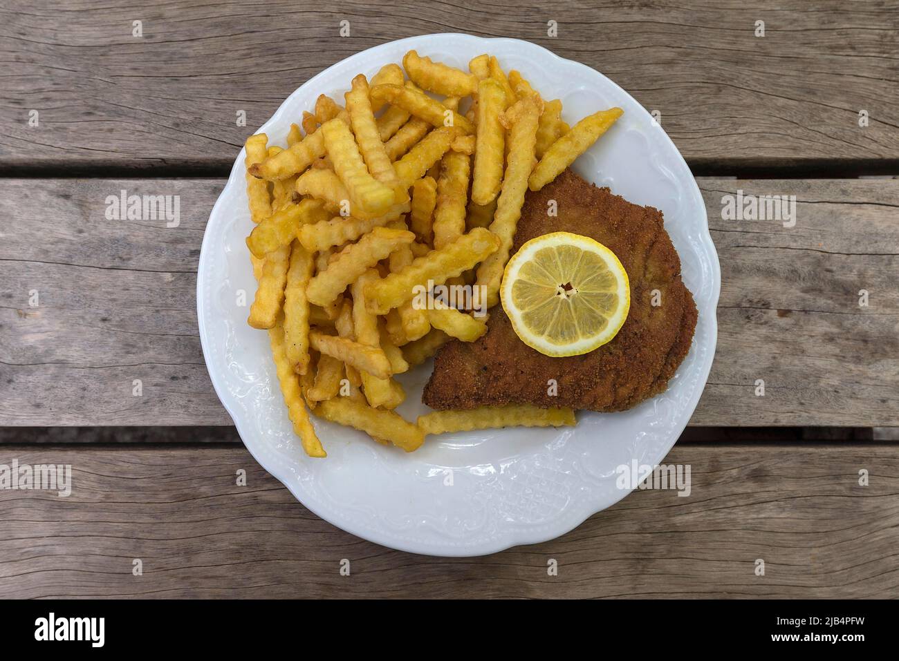 Cordon Bleu mit pommes frites, serviert in einem Gartenrestaurant, Franken, Bayern, Deutschland Stockfoto