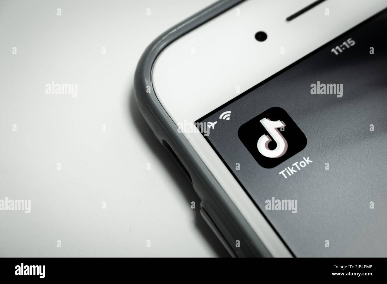 TikTok, chinesisches Social-Media-Video zur Erstellung und Weitergabe einer kurzen Video-App von Bytedance (gegründet 2012 von Zhang Yiming), auf iOS in Schwarzweiß Stockfoto
