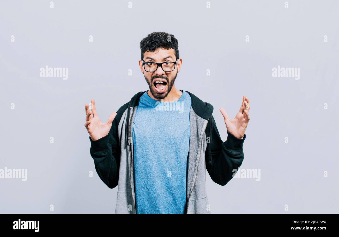 Wütende Menschen brüllen mit offenen Händen, Mann mit offenen Armen brüllen wütend auf, verzweifelte und wütende Person, die mit offenen Armen schreit Stockfoto