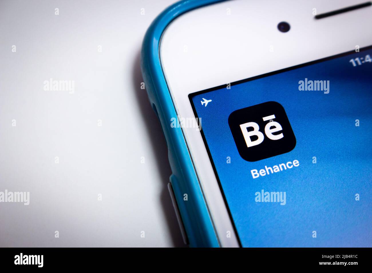 Logo von Behance, einer Social-Media-Plattform von Adobe, mit anderen Adobe-Apps auf dem iPhone. Im Juli 2018 hatte Behance über 10 Millionen Mitglieder. Stockfoto