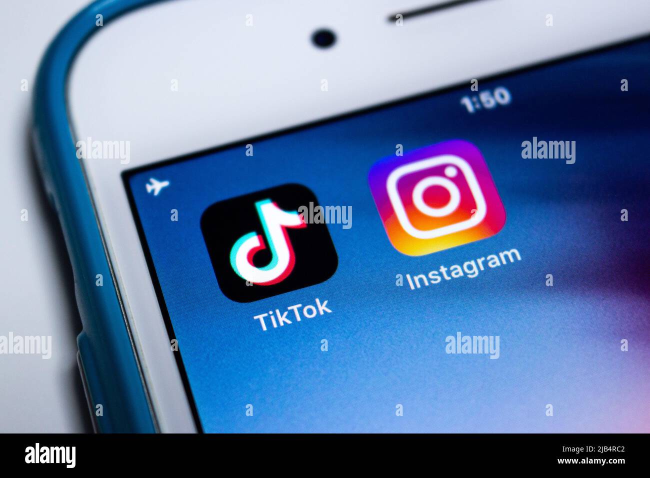 TikTok- und Instagram-Apps auf dem iPhone. Im August 2020, Instagram hat startet neue Video-feature namens Instagram Reels zu TikTok Rivalen Stockfoto