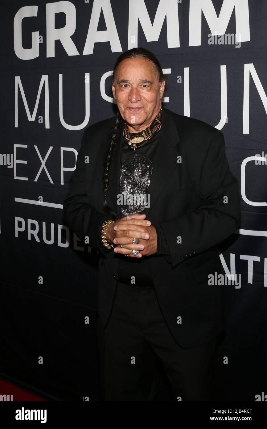 Newark, Ny. 02.. Juni 2022. Ernie Paniccioli besucht GRAMMY Museum Experience im Prudential Center Auftaktveranstaltung zum Black Music Month mit Fotograf Ernie Paniccioli, neuer Fotoausstellung, A Hip-Hop Life: Fünf Jahrzehnte Hip-Hop-Musik, Kunst und Kultur und die Enthüllung von Artefakten aus neun ganz besonderen New Jersey Legends im Museum - Newark, NJ am 3. Juni 2022. (Foto von Udo Salters/Sipa USA) Quelle: SIPA USA/Alamy Live News Stockfoto