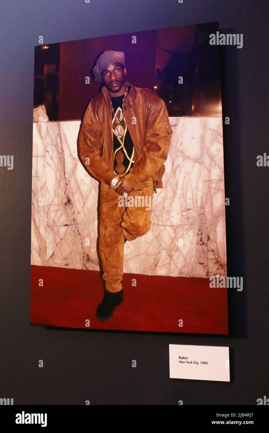 Newark, Ny. 02.. Juni 2022. Ernie Paniccioli Foto im GRAMMY Museum Erlebnis im Prudential Center Auftaktveranstaltung zum Black Music Month mit Fotograf Ernie Paniccioli neue Fotoausstellung, A Hip-Hop Life: Fünf Jahrzehnte Hip-Hop-Musik, Kunst und Kultur und die Enthüllung von Artefakten aus neun ganz besonderen New Jersey Legends im Museum - Newark, NJ am 3. Juni 2022. (Foto von Udo Salters/Sipa USA) Quelle: SIPA USA/Alamy Live News Stockfoto