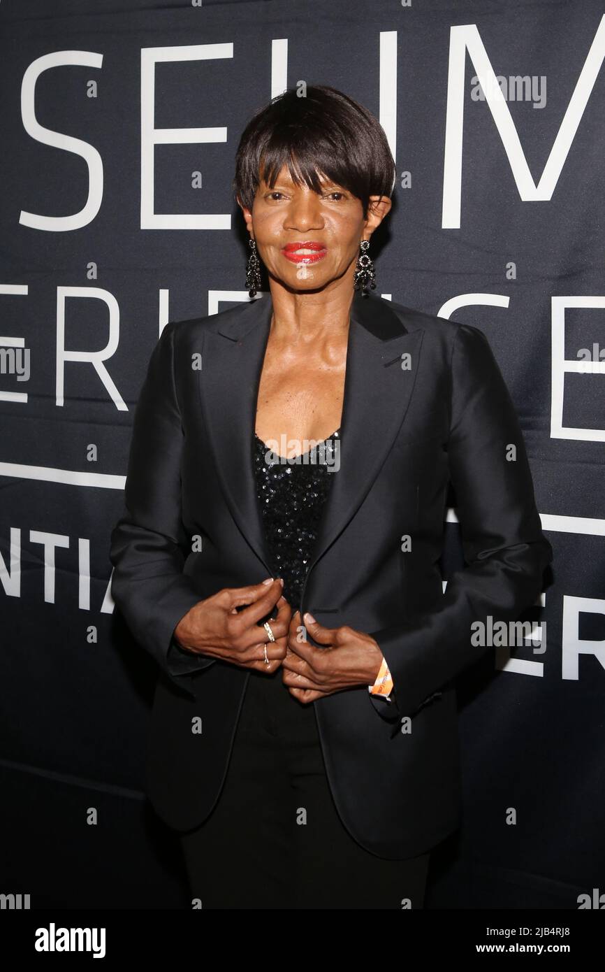 Newark, Ny. 02.. Juni 2022. Melba Moore besucht GRAMMY Museum Experience im Prudential Center Auftaktveranstaltung zum Black Music Month mit Fotograf Ernie Paniccioli, einer neuen Fotoausstellung, A Hip-Hop Life: Fünf Jahrzehnte Hip-Hop-Musik, Kunst und Kultur und die Enthüllung von Artefakten aus neun ganz besonderen New Jersey Legends im Museum - Newark, NJ am 3. Juni 2022. (Foto von Udo Salters/Sipa USA) Quelle: SIPA USA/Alamy Live News Stockfoto