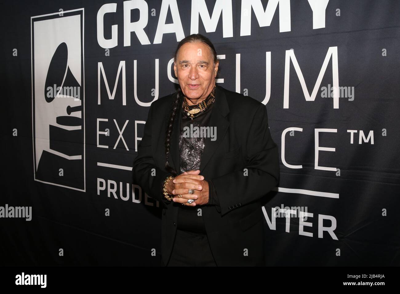 Newark, Ny. 02.. Juni 2022. Ernie Paniccioli besucht GRAMMY Museum Experience im Prudential Center Auftaktveranstaltung zum Black Music Month mit Fotograf Ernie Paniccioli, neuer Fotoausstellung, A Hip-Hop Life: Fünf Jahrzehnte Hip-Hop-Musik, Kunst und Kultur und die Enthüllung von Artefakten aus neun ganz besonderen New Jersey Legends im Museum - Newark, NJ am 3. Juni 2022. (Foto von Udo Salters/Sipa USA) Quelle: SIPA USA/Alamy Live News Stockfoto