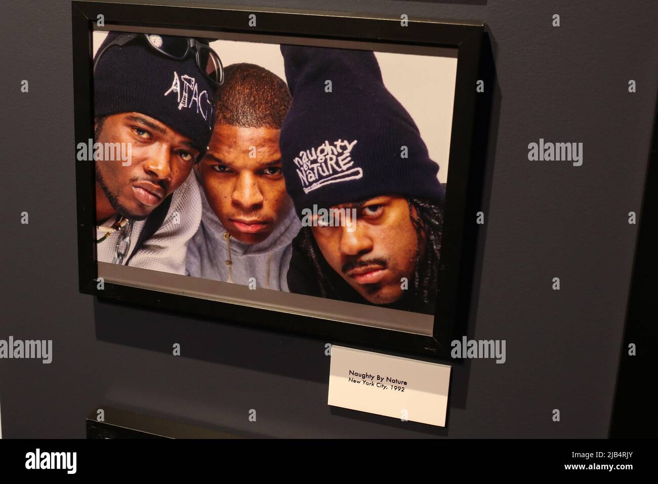 Newark, Ny. 02.. Juni 2022. Ernie Paniccioli Foto im GRAMMY Museum Erlebnis im Prudential Center Auftaktveranstaltung zum Black Music Month mit Fotograf Ernie Paniccioli neue Fotoausstellung, A Hip-Hop Life: Fünf Jahrzehnte Hip-Hop-Musik, Kunst und Kultur und die Enthüllung von Artefakten aus neun ganz besonderen New Jersey Legends im Museum - Newark, NJ am 3. Juni 2022. (Foto von Udo Salters/Sipa USA) Quelle: SIPA USA/Alamy Live News Stockfoto