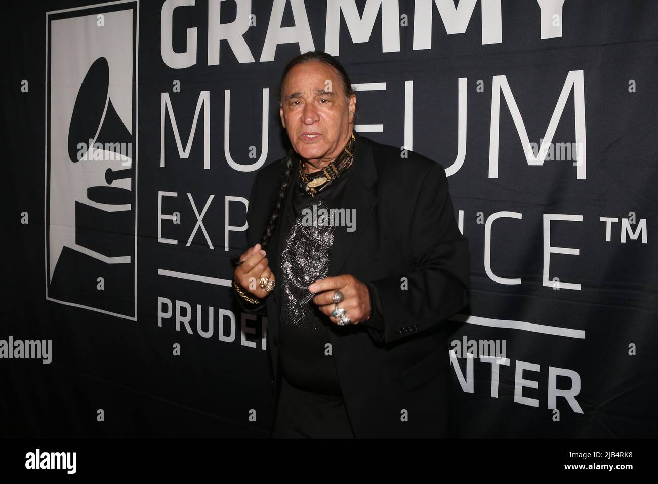 Newark, Ny. 02.. Juni 2022. Ernie Paniccioli besucht GRAMMY Museum Experience im Prudential Center Auftaktveranstaltung zum Black Music Month mit Fotograf Ernie Paniccioli, neuer Fotoausstellung, A Hip-Hop Life: Fünf Jahrzehnte Hip-Hop-Musik, Kunst und Kultur und die Enthüllung von Artefakten aus neun ganz besonderen New Jersey Legends im Museum - Newark, NJ am 3. Juni 2022. (Foto von Udo Salters/Sipa USA) Quelle: SIPA USA/Alamy Live News Stockfoto