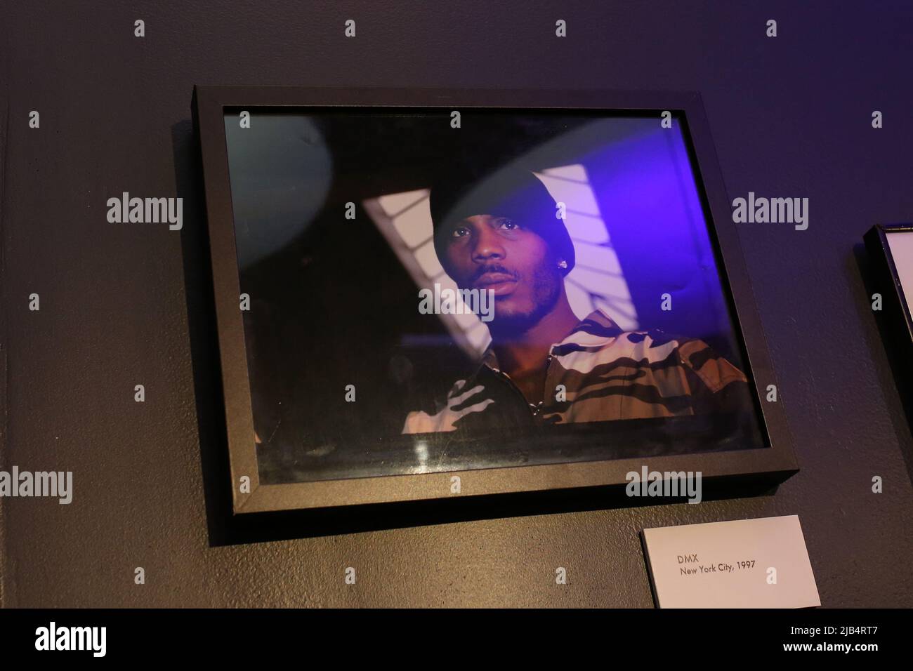 Newark, Ny. 02.. Juni 2022. Ernie Paniccioli Foto im GRAMMY Museum Erlebnis im Prudential Center Auftaktveranstaltung zum Black Music Month mit Fotograf Ernie Paniccioli neue Fotoausstellung, A Hip-Hop Life: Fünf Jahrzehnte Hip-Hop-Musik, Kunst und Kultur und die Enthüllung von Artefakten aus neun ganz besonderen New Jersey Legends im Museum - Newark, NJ am 3. Juni 2022. (Foto von Udo Salters/Sipa USA) Quelle: SIPA USA/Alamy Live News Stockfoto