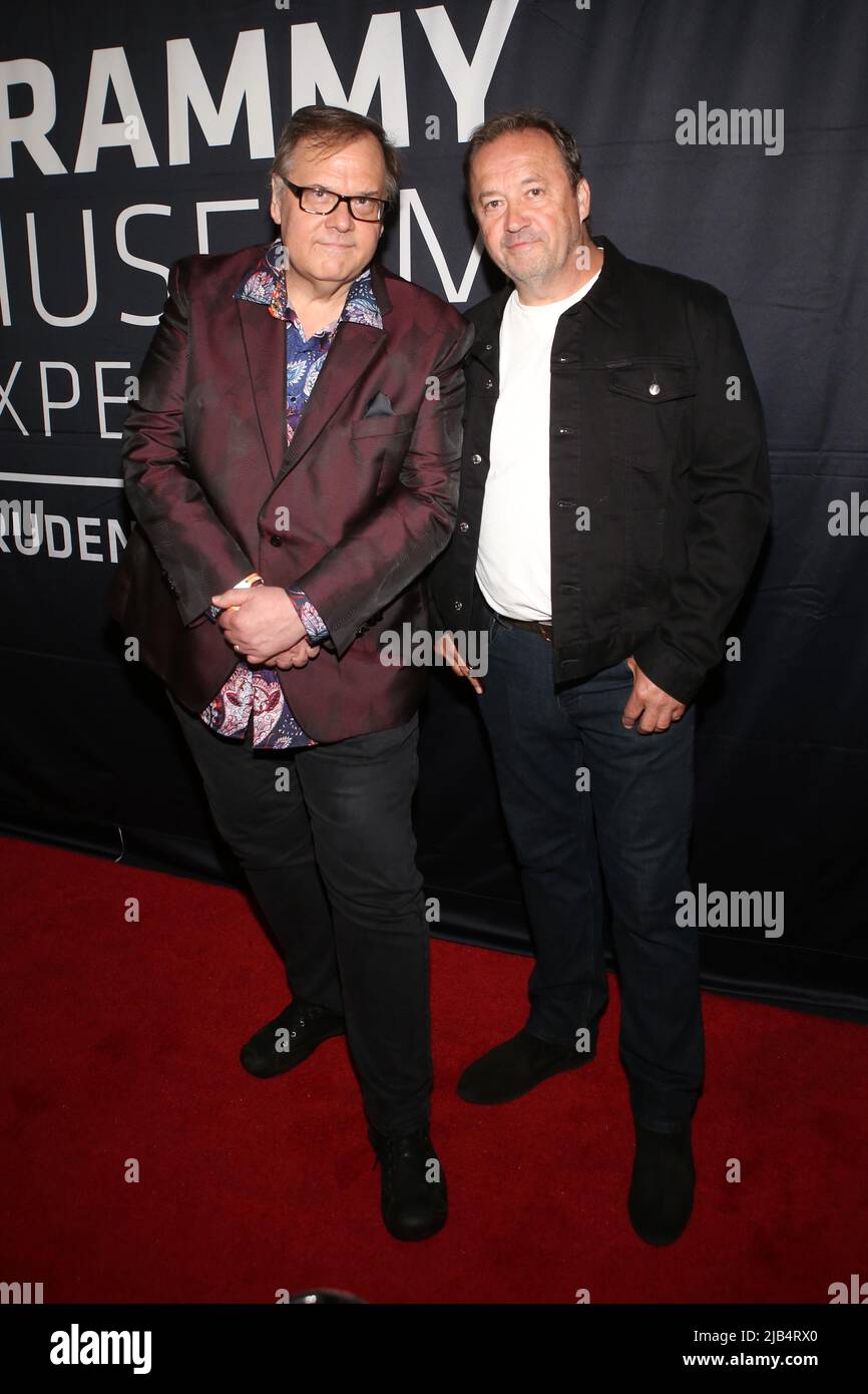 Newark, Ny. 02.. Juni 2022. Dennis Dyken und Jim Babja von den Schmieden besuchen GRAMMY Museum Experience im Prudential Center Auftaktveranstaltung zum Black Music Month mit Fotograf Ernie Paniccioli neue Fotoausstellung, A Hip-Hop Life: Fünf Jahrzehnte Hip-Hop-Musik, Kunst und Kultur und die Enthüllung von Artefakten aus neun ganz besonderen New Jersey Legends im Museum - Newark, NJ am 3. Juni 2022. (Foto von Udo Salters/Sipa USA) Quelle: SIPA USA/Alamy Live News Stockfoto