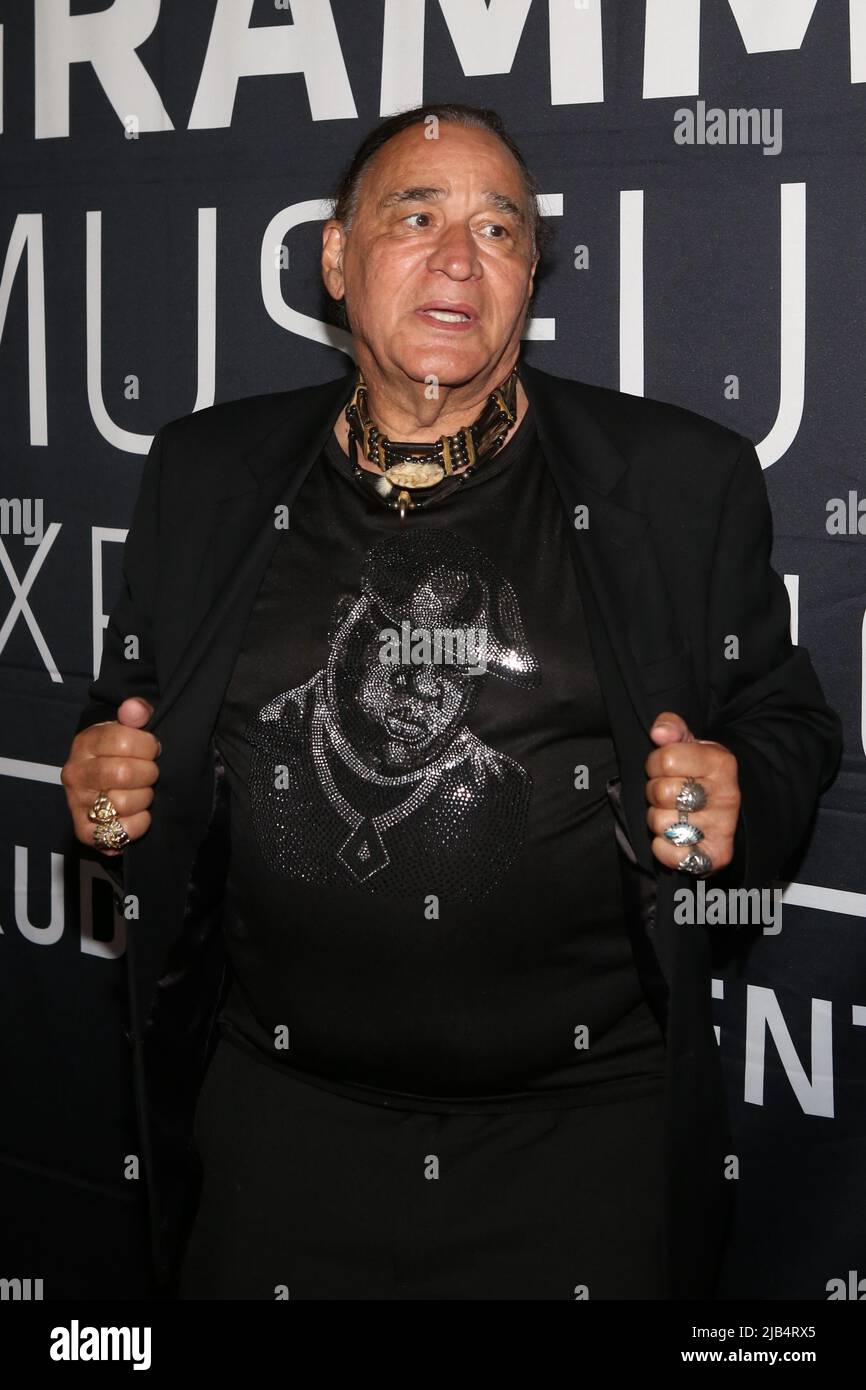 Newark, Ny. 02.. Juni 2022. Ernie Paniccioli besucht GRAMMY Museum Experience im Prudential Center Auftaktveranstaltung zum Black Music Month mit Fotograf Ernie Paniccioli, neuer Fotoausstellung, A Hip-Hop Life: Fünf Jahrzehnte Hip-Hop-Musik, Kunst und Kultur und die Enthüllung von Artefakten aus neun ganz besonderen New Jersey Legends im Museum - Newark, NJ am 3. Juni 2022. (Foto von Udo Salters/Sipa USA) Quelle: SIPA USA/Alamy Live News Stockfoto