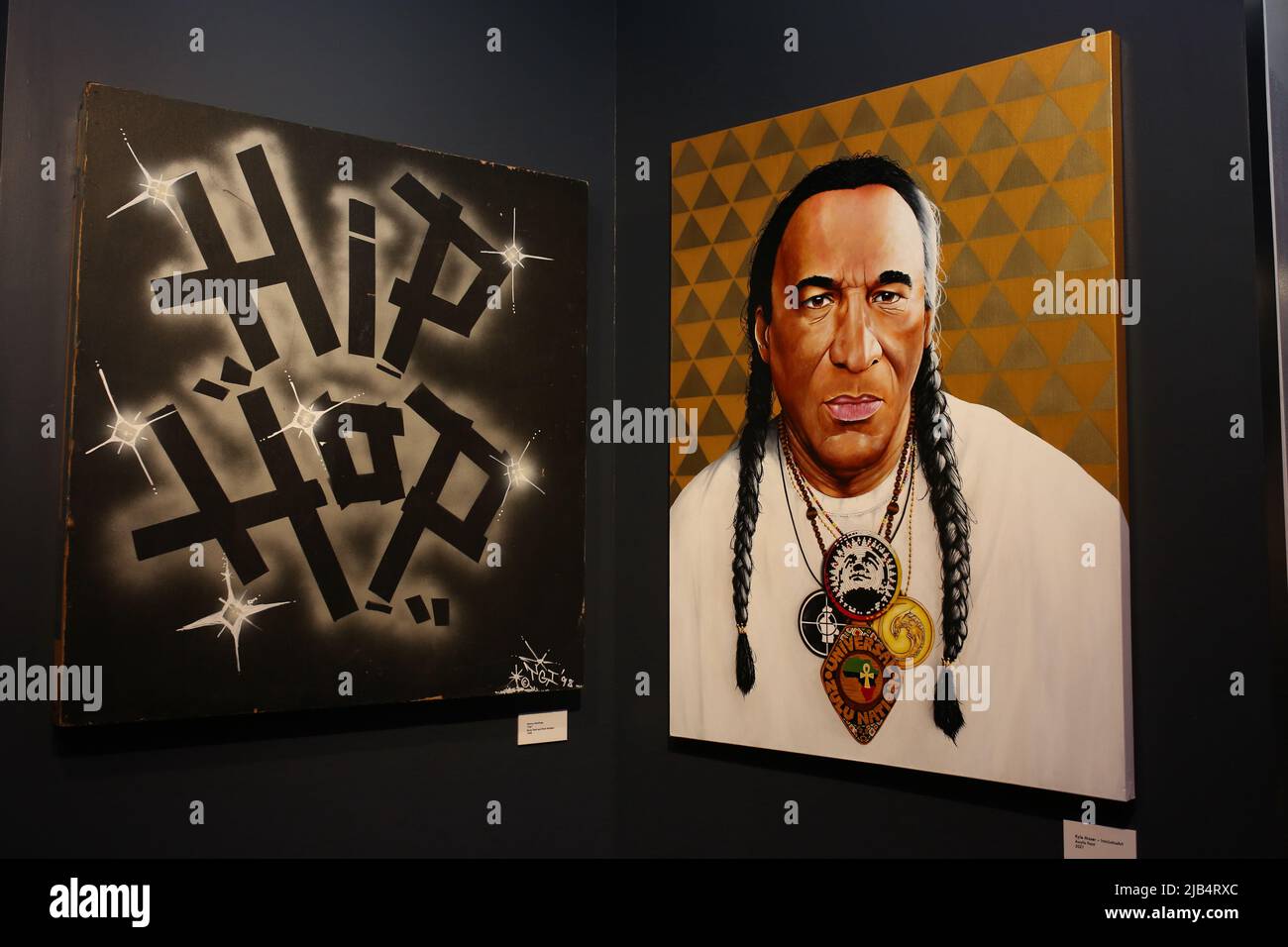 Newark, Ny. 02.. Juni 2022. Kyle Moser Artwork im GRAMMY Museum Experience im Prudential Center Auftaktveranstaltung zum Black Music Month mit Fotograf Ernie Paniccioli neue Fotoausstellung, A Hip-Hop Life: Fünf Jahrzehnte Hip-Hop-Musik, Kunst und Kultur und die Enthüllung von Artefakten aus neun ganz besonderen New Jersey Legends im Museum - Newark, NJ am 3. Juni 2022. (Foto von Udo Salters/Sipa USA) Quelle: SIPA USA/Alamy Live News Stockfoto