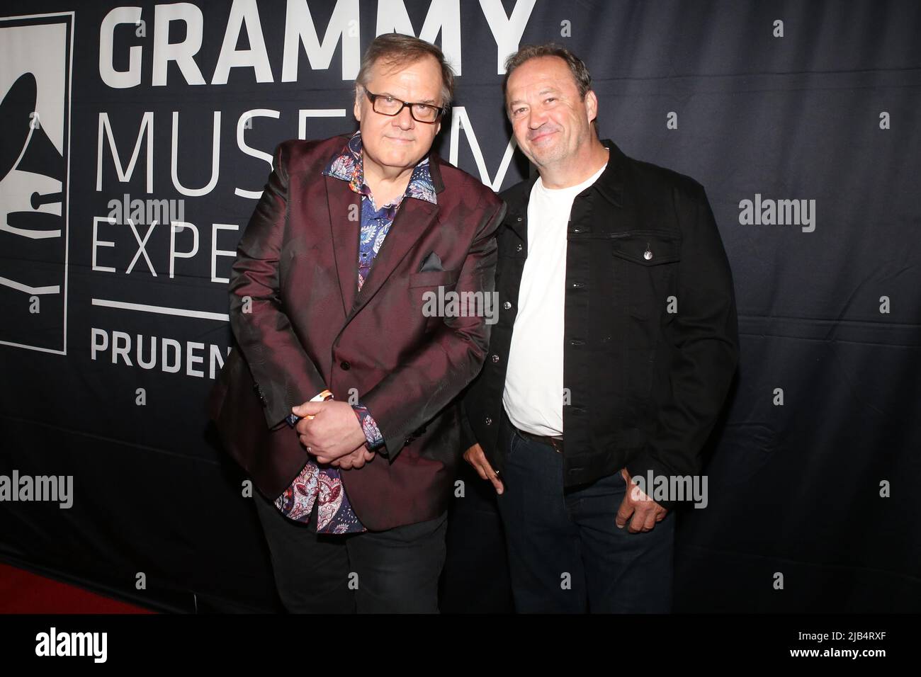 Newark, Ny. 02.. Juni 2022. Dennis Dyken und Jim Babja von den Schmieden besuchen GRAMMY Museum Experience im Prudential Center Auftaktveranstaltung zum Black Music Month mit Fotograf Ernie Paniccioli neue Fotoausstellung, A Hip-Hop Life: Fünf Jahrzehnte Hip-Hop-Musik, Kunst und Kultur und die Enthüllung von Artefakten aus neun ganz besonderen New Jersey Legends im Museum - Newark, NJ am 3. Juni 2022. (Foto von Udo Salters/Sipa USA) Quelle: SIPA USA/Alamy Live News Stockfoto