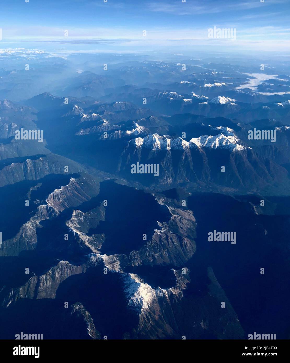 Blick auf die Berglandschaft mit schneebedeckten Gipfeln, Luftaufnahme, Rocky Mountains, Kanada Stockfoto