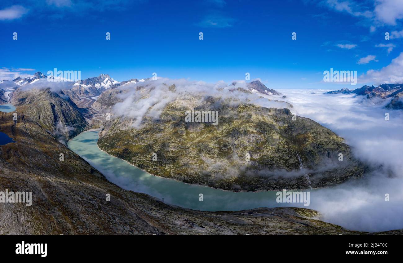 Luftaufnahme der Grimselregion mit den 3 Stauseen, Grimselsee, Triebtenseewli- und Oberaarsee und mit dem Nebelmeer über dem Stockfoto