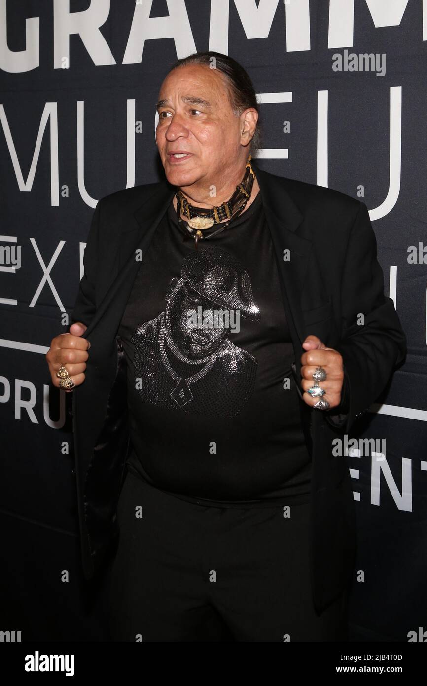 Newark, Ny. 02.. Juni 2022. Ernie Paniccioli besucht GRAMMY Museum Experience im Prudential Center Auftaktveranstaltung zum Black Music Month mit Fotograf Ernie Paniccioli, neuer Fotoausstellung, A Hip-Hop Life: Fünf Jahrzehnte Hip-Hop-Musik, Kunst und Kultur und die Enthüllung von Artefakten aus neun ganz besonderen New Jersey Legends im Museum - Newark, NJ am 3. Juni 2022. (Foto von Udo Salters/Sipa USA) Quelle: SIPA USA/Alamy Live News Stockfoto