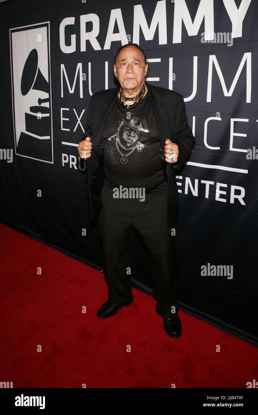 Newark, Ny. 02.. Juni 2022. Ernie Paniccioli besucht GRAMMY Museum Experience im Prudential Center Auftaktveranstaltung zum Black Music Month mit Fotograf Ernie Paniccioli, neuer Fotoausstellung, A Hip-Hop Life: Fünf Jahrzehnte Hip-Hop-Musik, Kunst und Kultur und die Enthüllung von Artefakten aus neun ganz besonderen New Jersey Legends im Museum - Newark, NJ am 3. Juni 2022. (Foto von Udo Salters/Sipa USA) Quelle: SIPA USA/Alamy Live News Stockfoto