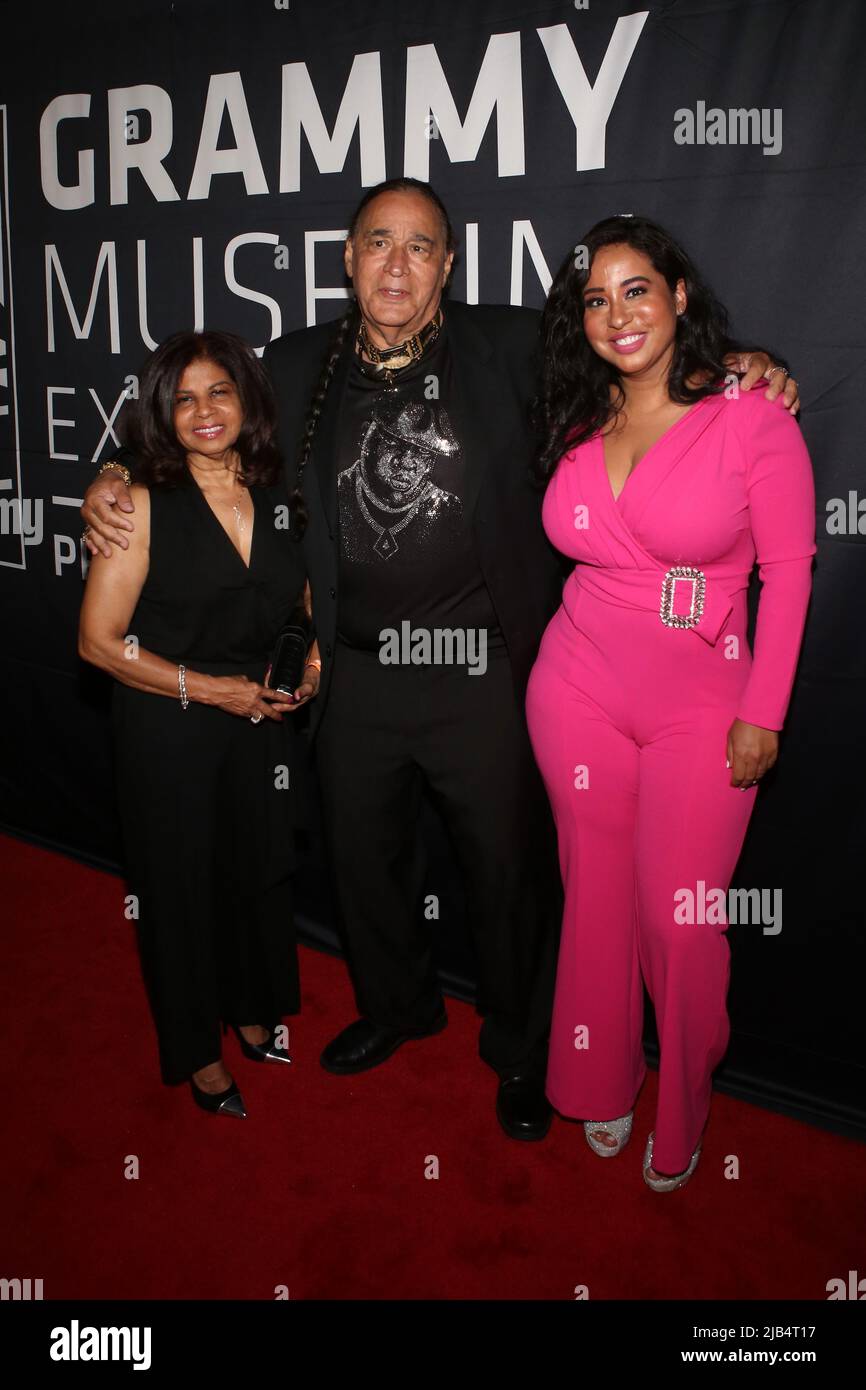 Newark, Ny. 02.. Juni 2022. Angela Paniccioli, Ernie Paniccioli und Melissa Paniccioli besuchen GRAMMY Museum Experience im Prudential Center Auftaktveranstaltung zum Black Music Month mit Fotografin Ernie Paniccioli neuer Fotoausstellung, A Hip-Hop Life: Fünf Jahrzehnte Hip-Hop-Musik, Kunst und Kultur und die Enthüllung von Artefakten aus neun ganz besonderen New Jersey Legends im Museum - Newark, NJ am 3. Juni 2022. (Foto von Udo Salters/Sipa USA) Quelle: SIPA USA/Alamy Live News Stockfoto
