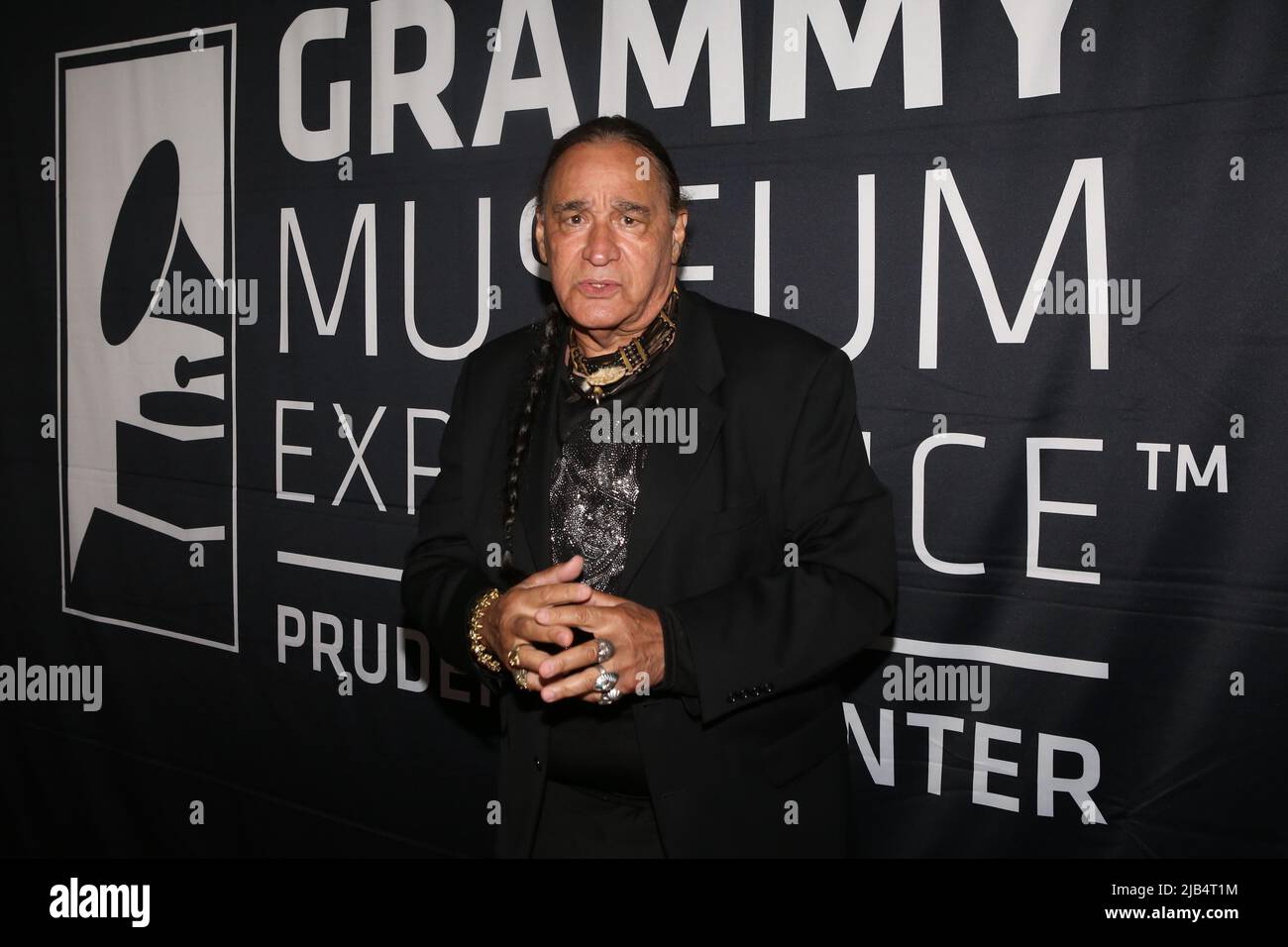 Newark, Ny. 02.. Juni 2022. Ernie Paniccioli besucht GRAMMY Museum Experience im Prudential Center Auftaktveranstaltung zum Black Music Month mit Fotograf Ernie Paniccioli, neuer Fotoausstellung, A Hip-Hop Life: Fünf Jahrzehnte Hip-Hop-Musik, Kunst und Kultur und die Enthüllung von Artefakten aus neun ganz besonderen New Jersey Legends im Museum - Newark, NJ am 3. Juni 2022. (Foto von Udo Salters/Sipa USA) Quelle: SIPA USA/Alamy Live News Stockfoto