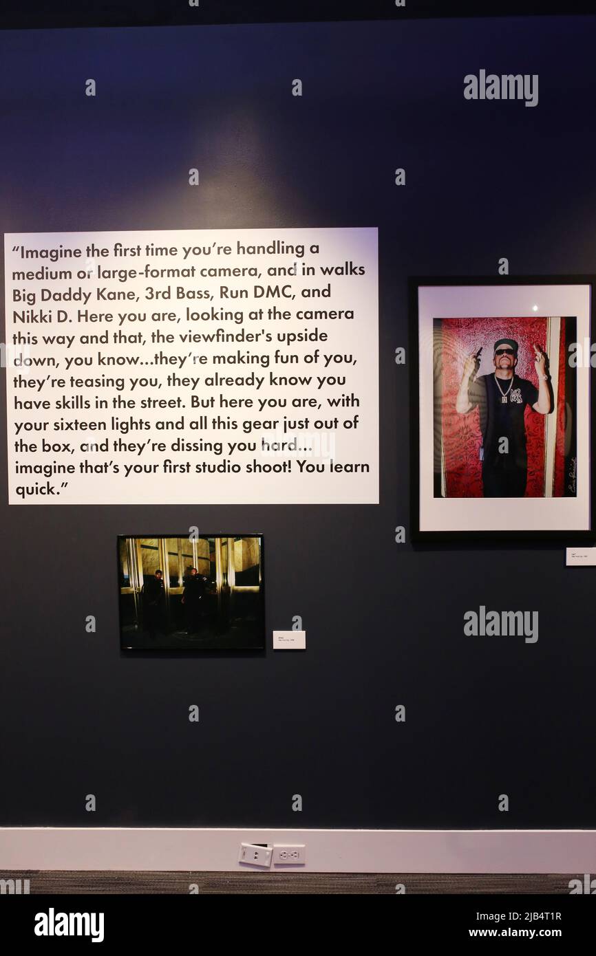 Newark, Ny. 02.. Juni 2022. Ernie Paniccioli Foto im GRAMMY Museum Erlebnis im Prudential Center Auftaktveranstaltung zum Black Music Month mit Fotograf Ernie Paniccioli neue Fotoausstellung, A Hip-Hop Life: Fünf Jahrzehnte Hip-Hop-Musik, Kunst und Kultur und die Enthüllung von Artefakten aus neun ganz besonderen New Jersey Legends im Museum - Newark, NJ am 3. Juni 2022. (Foto von Udo Salters/Sipa USA) Quelle: SIPA USA/Alamy Live News Stockfoto