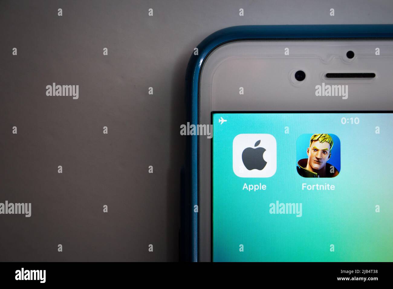 Kumamoto, Japan - Aug 25 2020 : Apple & Fortnit Icons auf dem iPhone Bildschirm mit Kopierplatz. Apple verbietet Fortnit im August 2020 aus seinem App Store. Stockfoto