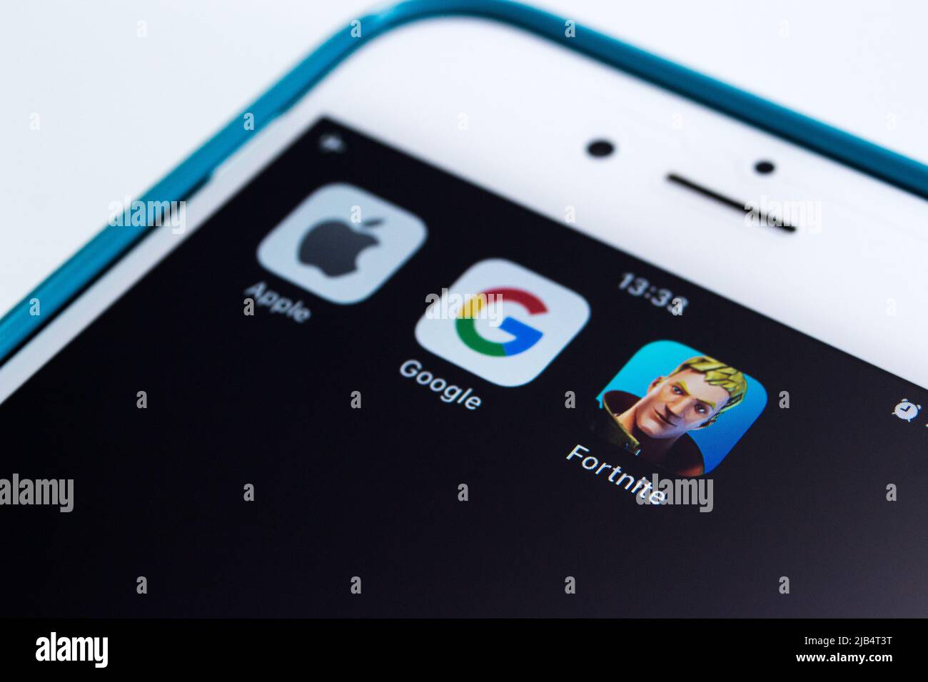 Kumamoto, Japan - 27 2020. August: Apple, Google & Fortnit Icon auf dem iPhone. Apple & Google haben die Fortnite-App im August 2020 aus dem App Store / Google Play gesperrt Stockfoto