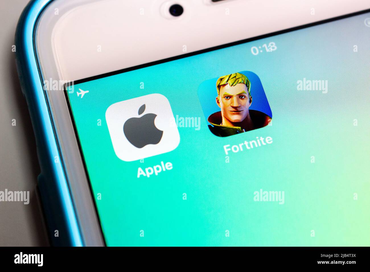 Kumamoto, Japan - Aug 25 2020 : Apple- und Fortnitsymbole auf dem iPhone-Bildschirm. Apple verbietet Fortnit im August 2020 aus seinem App Store. Stockfoto