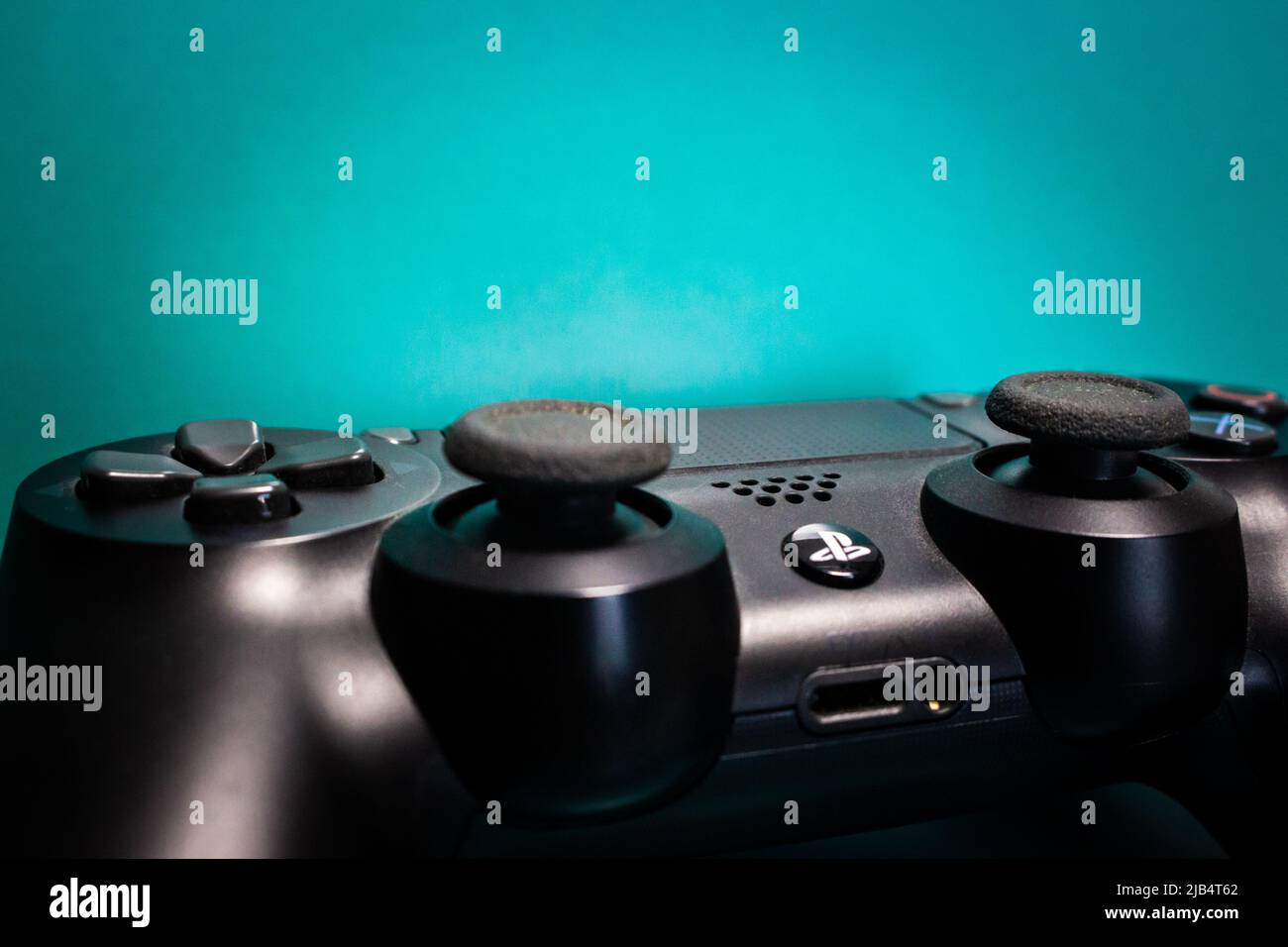 DUALSHOCK 4-Controller auf grün bg. PlayStation 4 (PS4) ist eine von Sony Computer Entertainment entwickelte Heimvideospielkonsole mit 8. Gens. Stockfoto