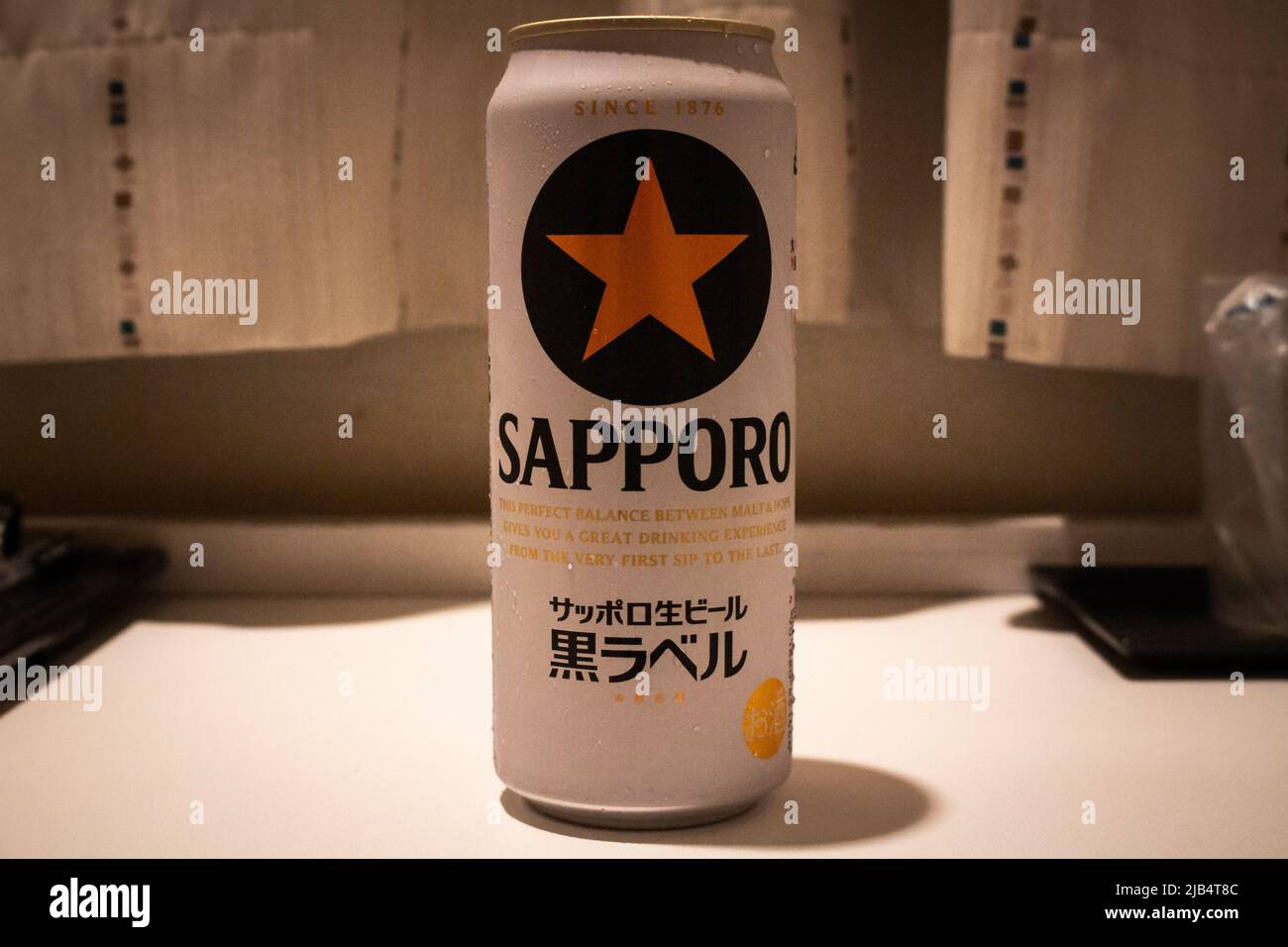 Shimonoseki, Yamaguchi / Japan - Aug 12 2020 : die Dose von Sapporo Black Label Bier, die 1977 vom japanischen Bierbrauunternehmen Sapporo Brewerie ins Leben gerufen wurde Stockfoto