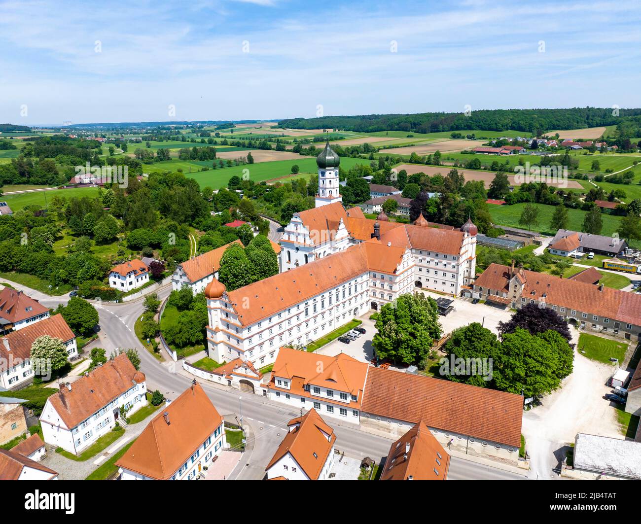 Luftaufnahme der Stiftskirche Mariä Himmelfahrt und Kloster Wettenhausen, Kammeltal, Schwaben, Bayern, Deutschland Stockfoto