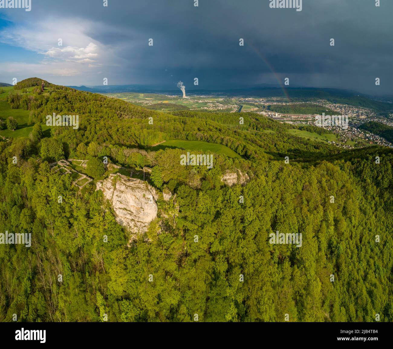 Vorbeiziehendes Gewitter mit Regenbogen, Drohnenbild, Frohburg, Trimbach, Solothurn, Schweiz Stockfoto