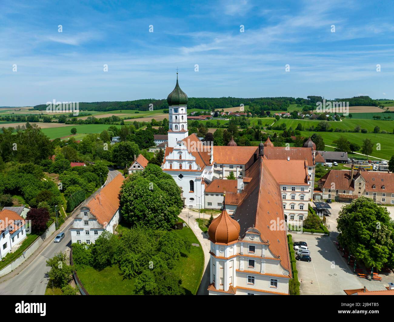 Luftaufnahme der Stiftskirche Mariä Himmelfahrt und Kloster Wettenhausen, Kammeltal, Schwaben, Bayern, Deutschland Stockfoto