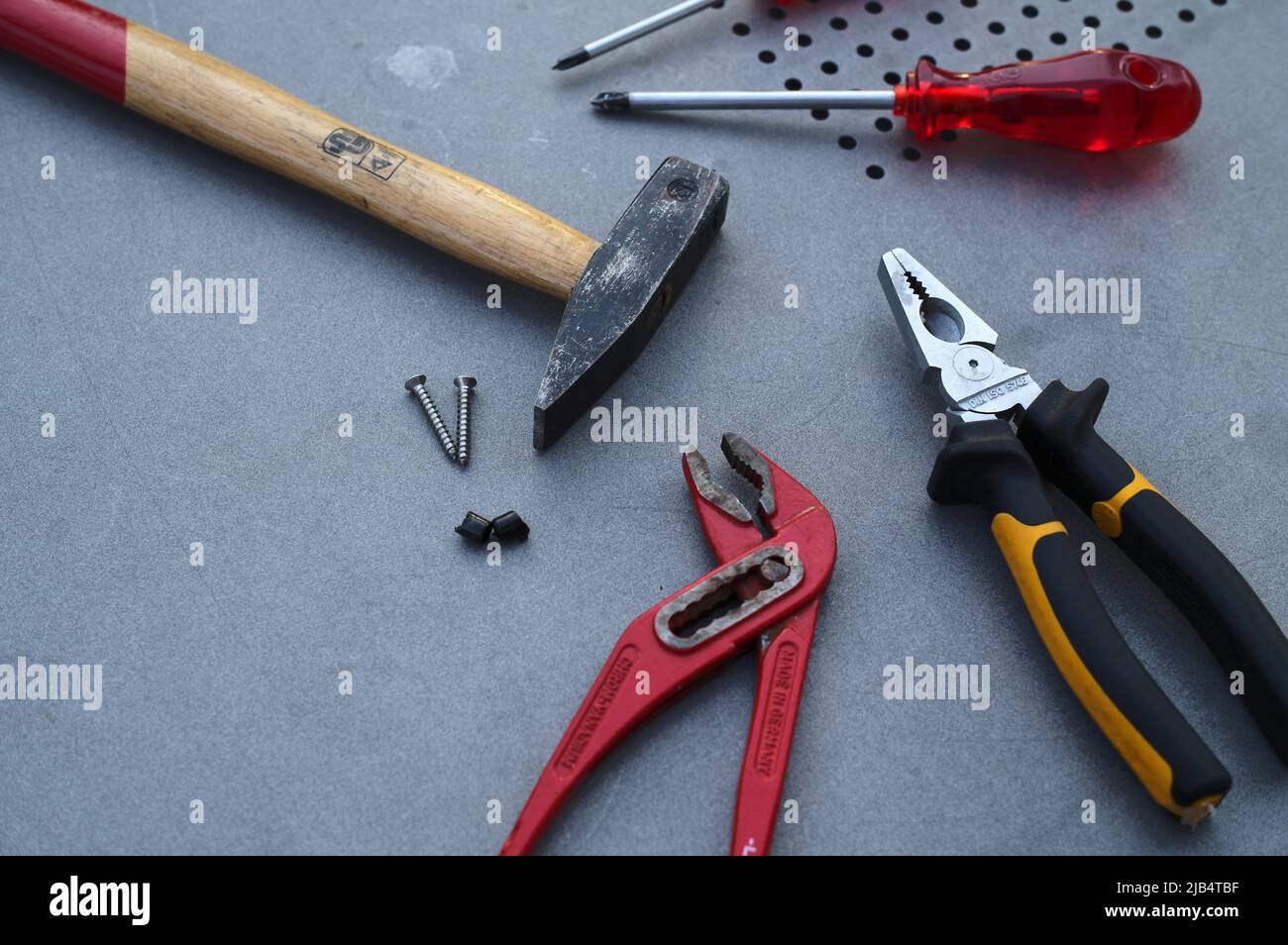 Hammer, Schraubendreher, Zange, Rohrschlüssel, Schrauben, Werkzeuge liegen auf Metalltisch, Baden-Württemberg, Deutschland Stockfoto