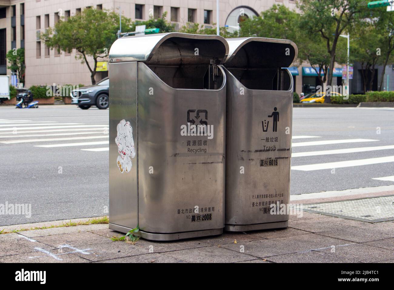 Mülltonnen in der Innenstadt. Nur für Fußgänger. Verboten für Hausmüll. Department of Environmental Protection, Taipei City Stockfoto